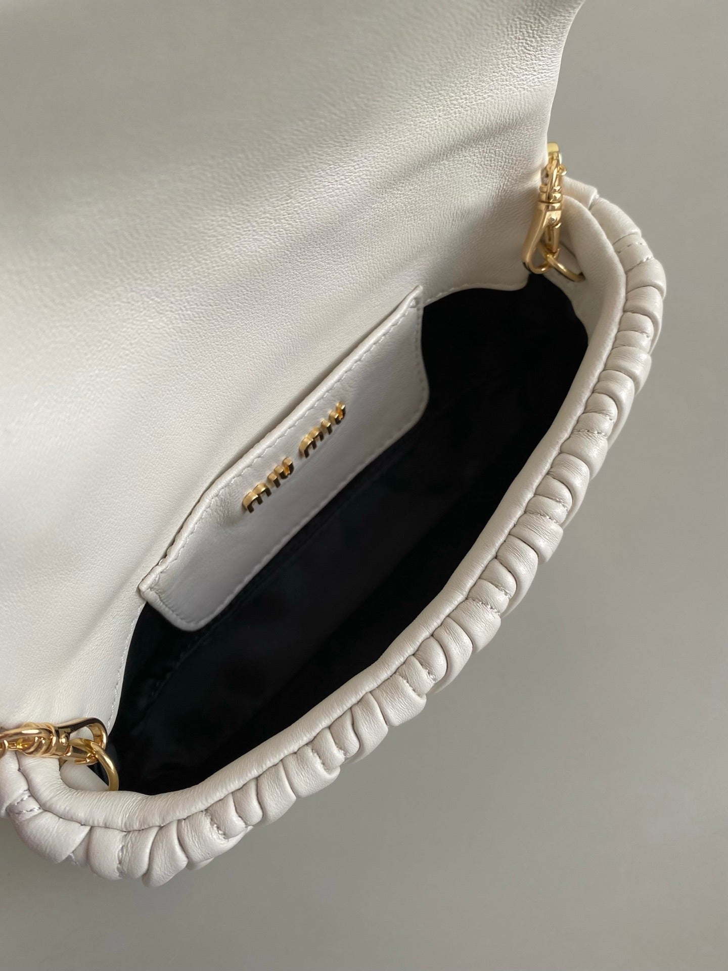 ＭＩ ＭＵ MATELASSÉ NAPPA LEATHER MINI-BAG WHITE/BLACK