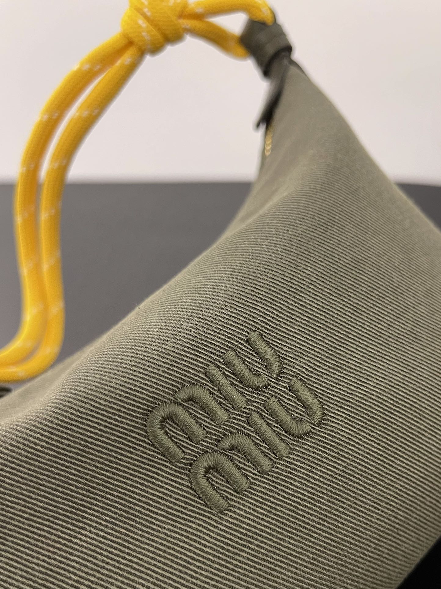 ＭＩ ＭＵ GABARDINE POUCH OLIVE GREEN