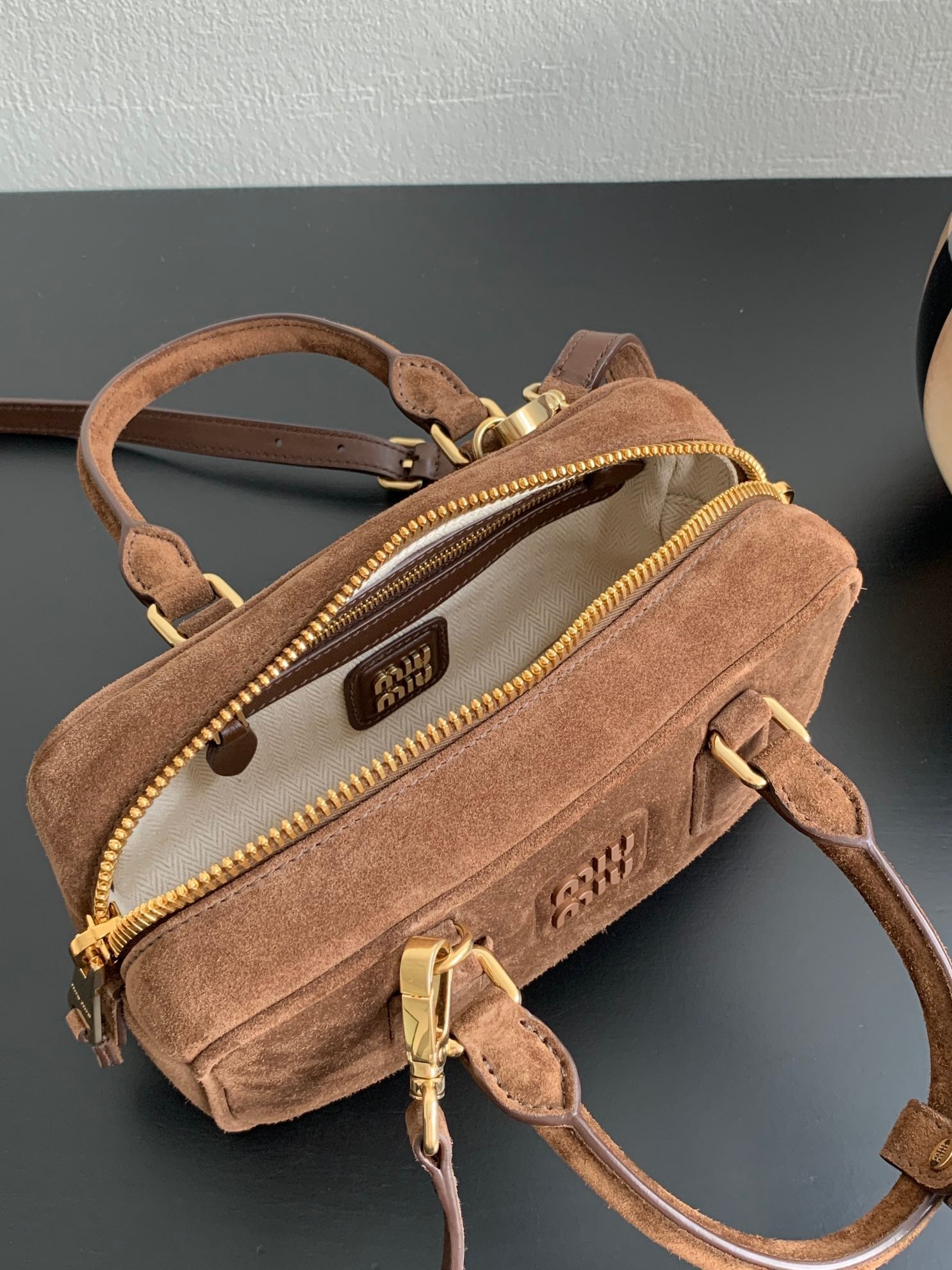 ＭＩ ＭＵ ARCADIE ZIPPED HANDBAG IN BROWN