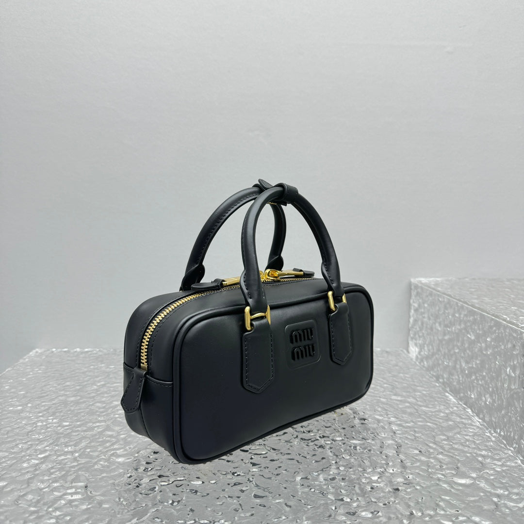 ＭＩ ＭＵ ARCADIE LEATHER BAG BLACK