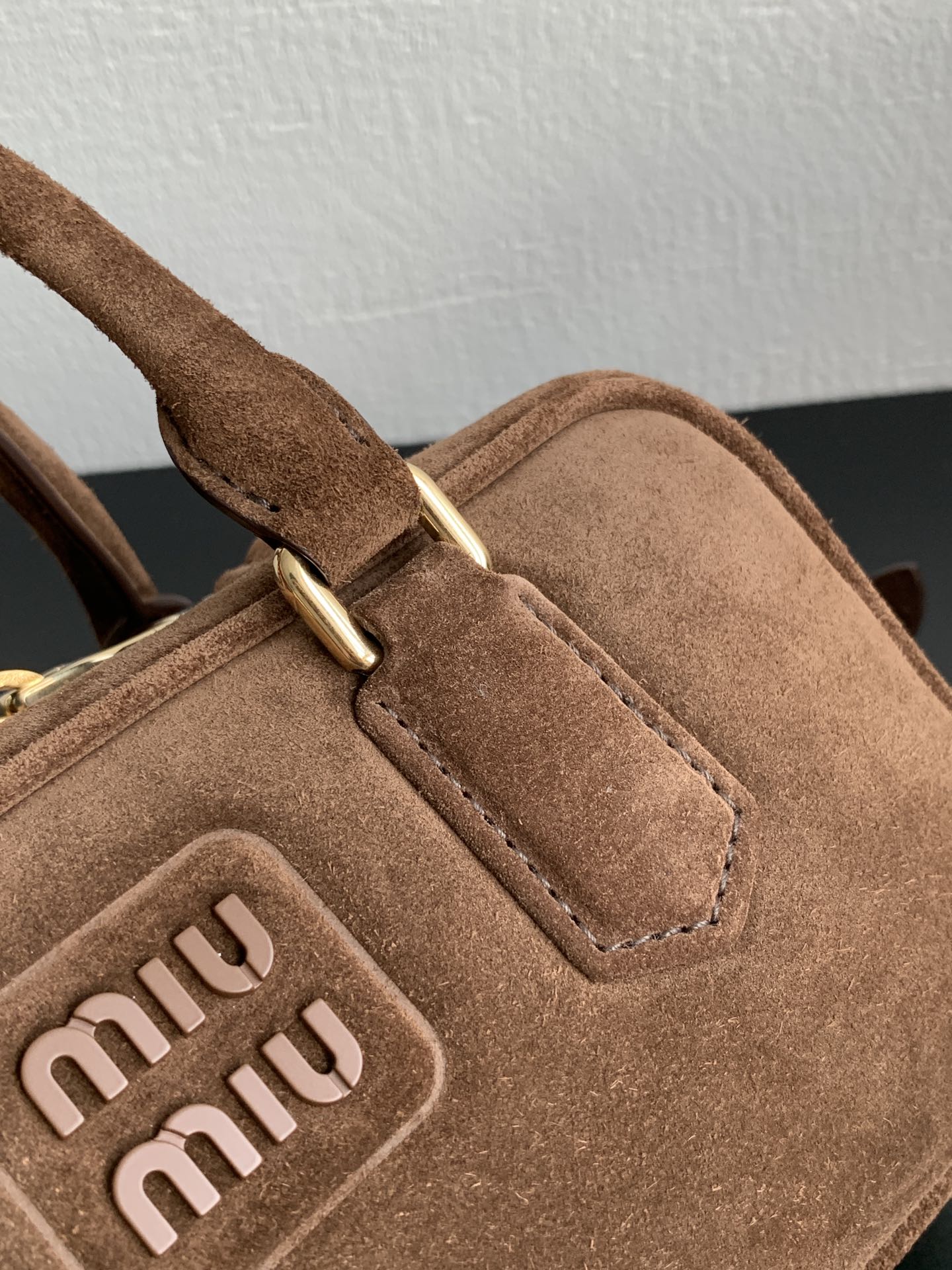 ＭＩ ＭＵ ARCADIE ZIPPED HANDBAG IN BROWN