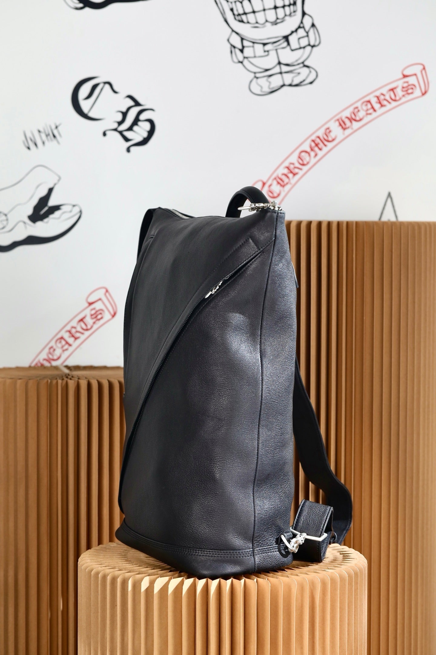 ＣＨＲＭ ＨＲＴＳ LEATHER DOUBLE SIDED SLING BACKPACK BLACK