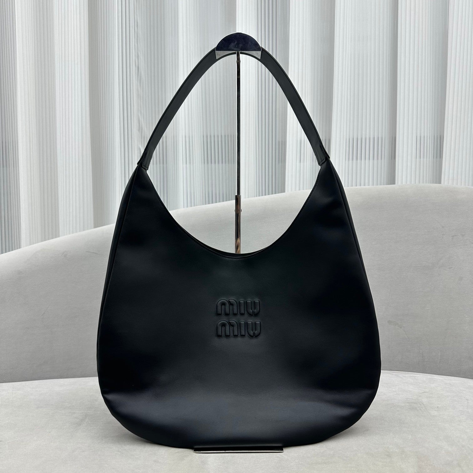 ＭＩ ＭＵ LEATHER HOBO BAG BLACK