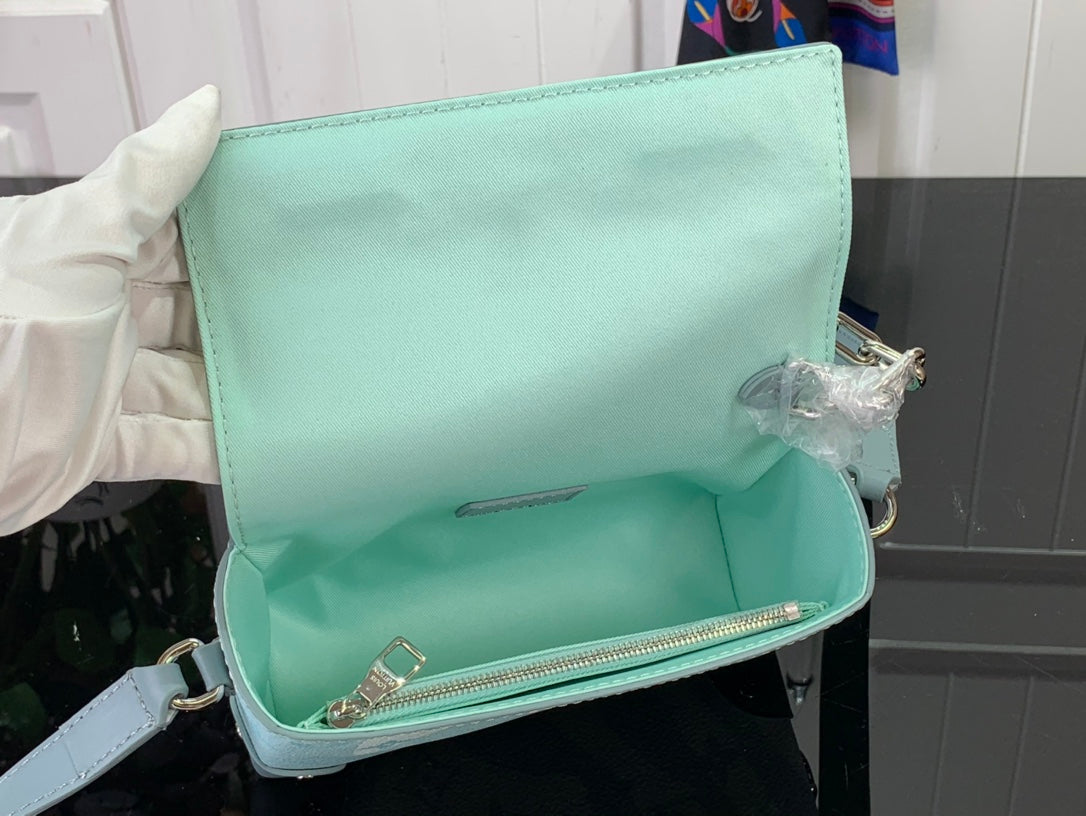 ＬＳ ＶＴＴＯＮ STEAMER WEARABLE WALLET