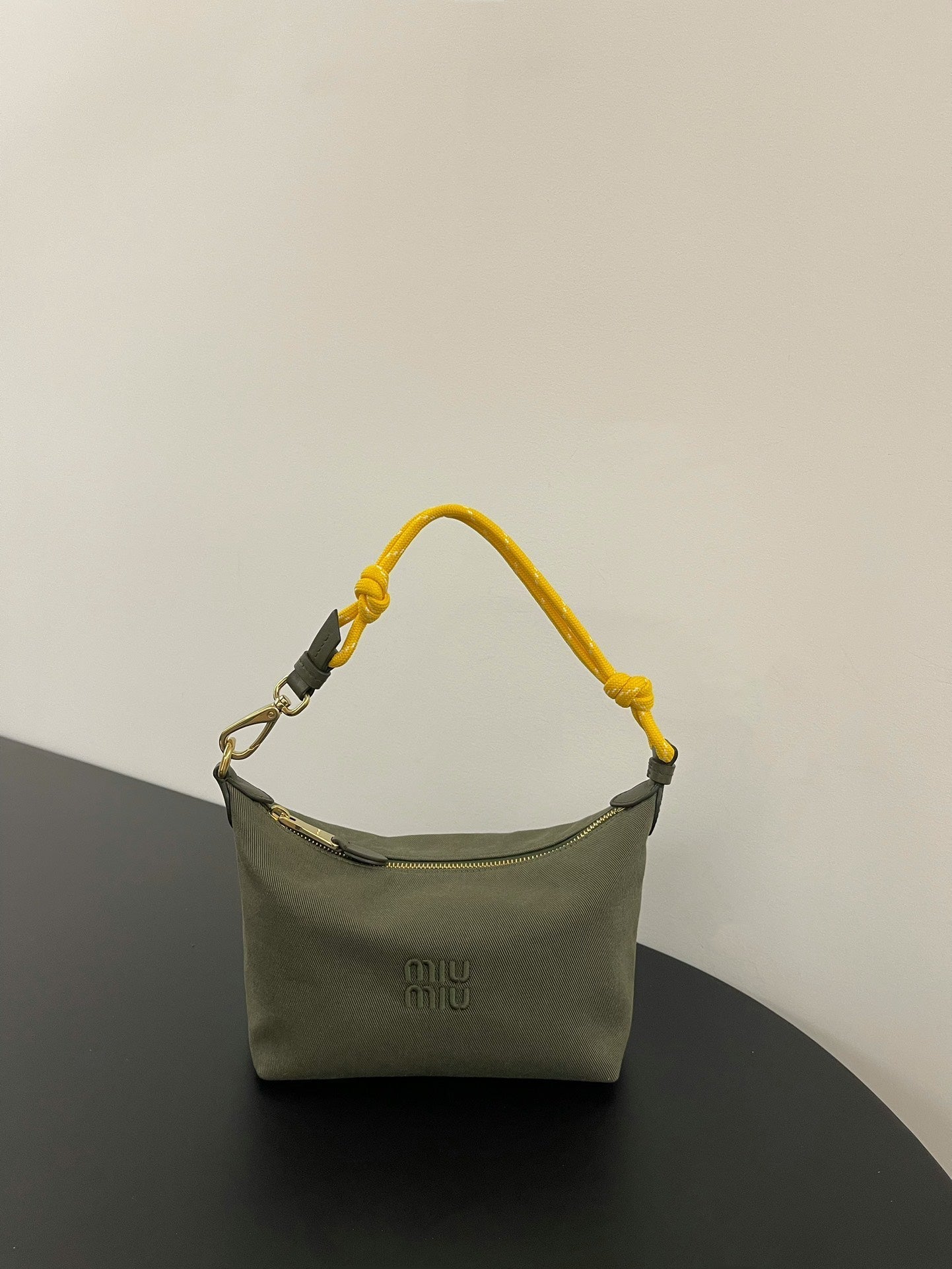 ＭＩ ＭＵ GABARDINE POUCH OLIVE GREEN