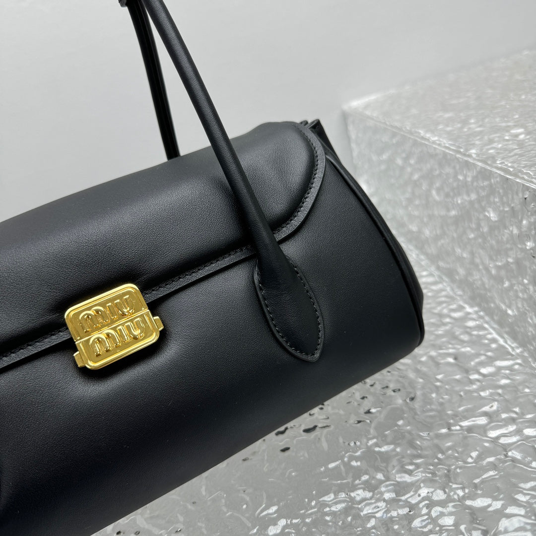 ＭＩ ＭＵ  LEATHER SHOULDER BAG BLACK