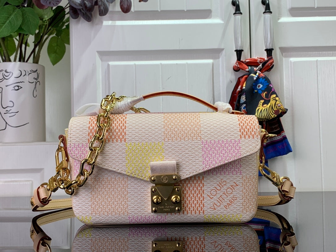 ＬＳ ＶＴＴＯＮ POCHETTE MÉTIS EAST WEST