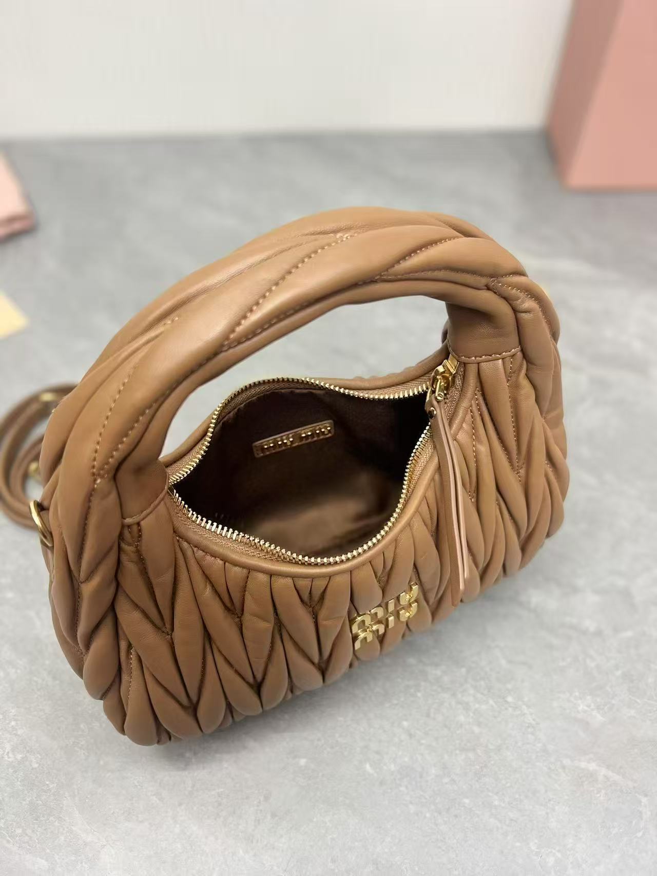 ＭＩ ＭＵ WANDER MATELASSÉ NAPPA LEATHER HOBO BAG