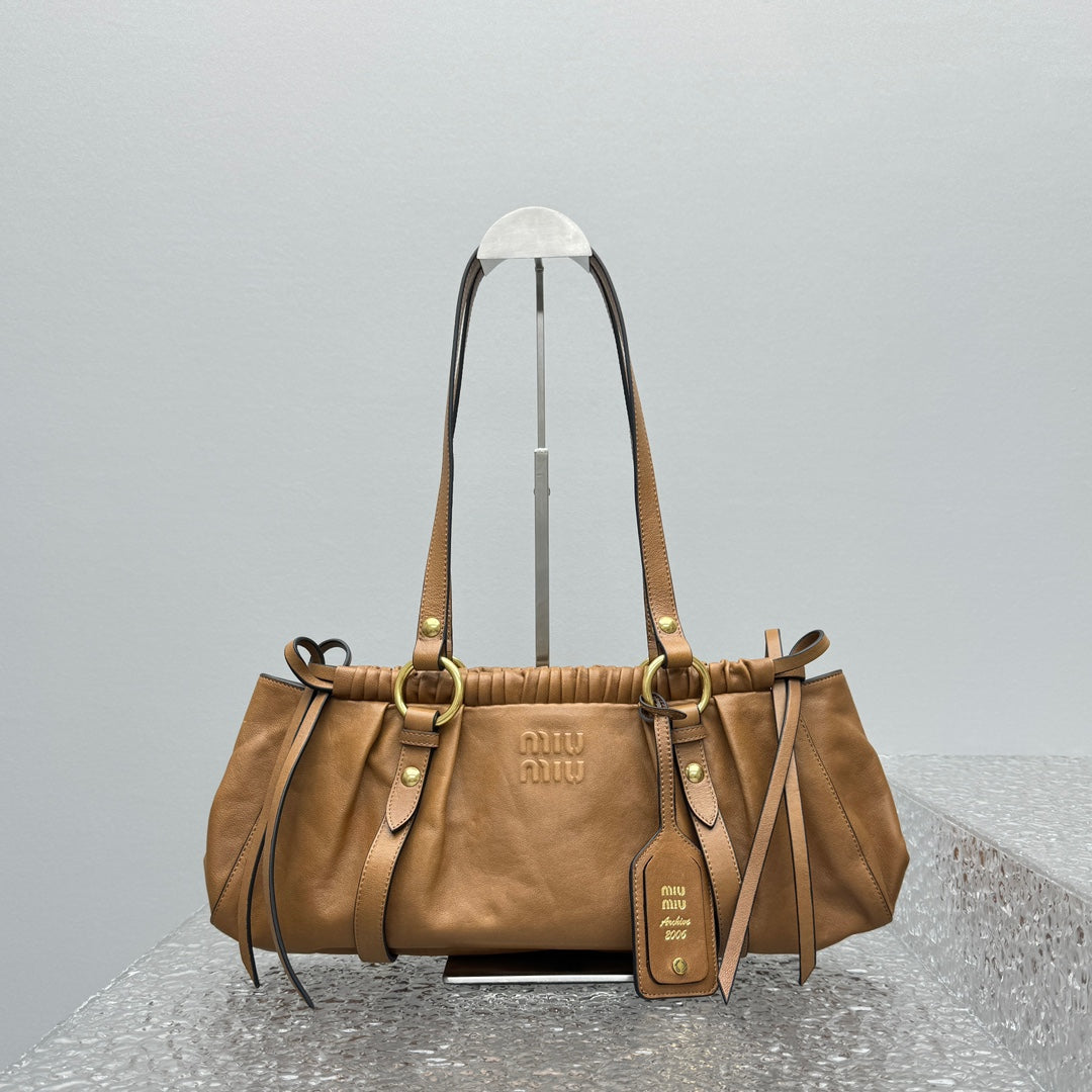 ＭＩ ＭＵ NAPPA LEATHER SHOULDER BAG