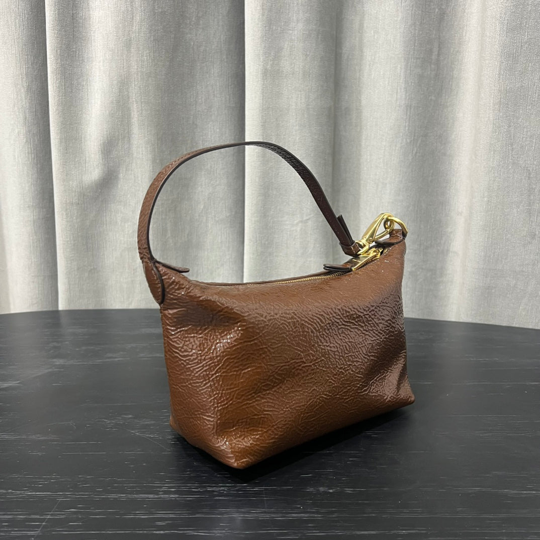 ＭＩ ＭＵ NAPLAK PATENT LEATHER POUCH PALISANDER