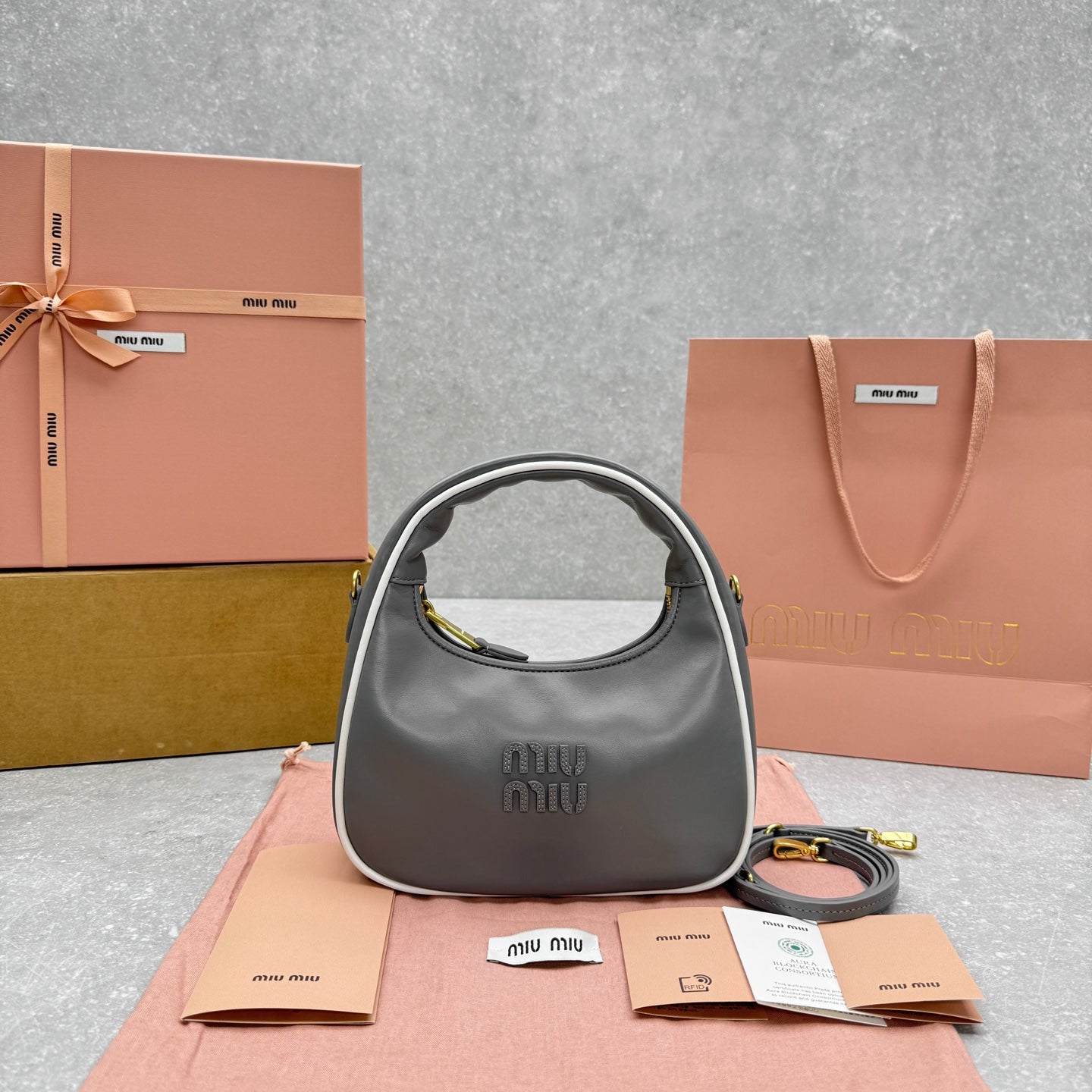 ＭＩ ＭＵ MATELASSÉ LEATHER CROSSBODY BAG GRAY