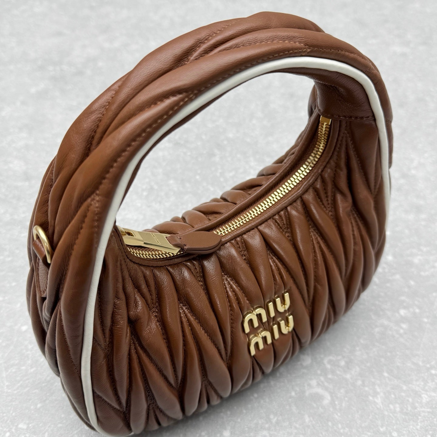 ＭＩ ＭＵ MATELASSÉ NAPPA LEATHER TOP HANDLE BAG BROWN