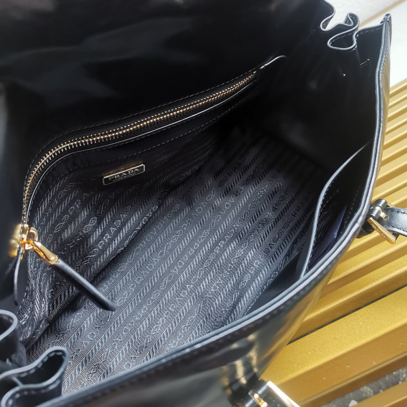 ＰＲＤＡ LEATHER SHOULDER BAG MEDIUM