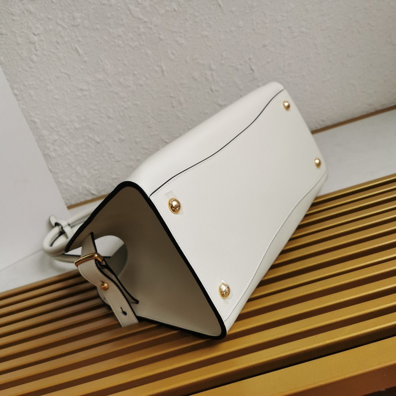 ＰＲＤＡ MEDIUM LEATHER TOTE BAG WHITE