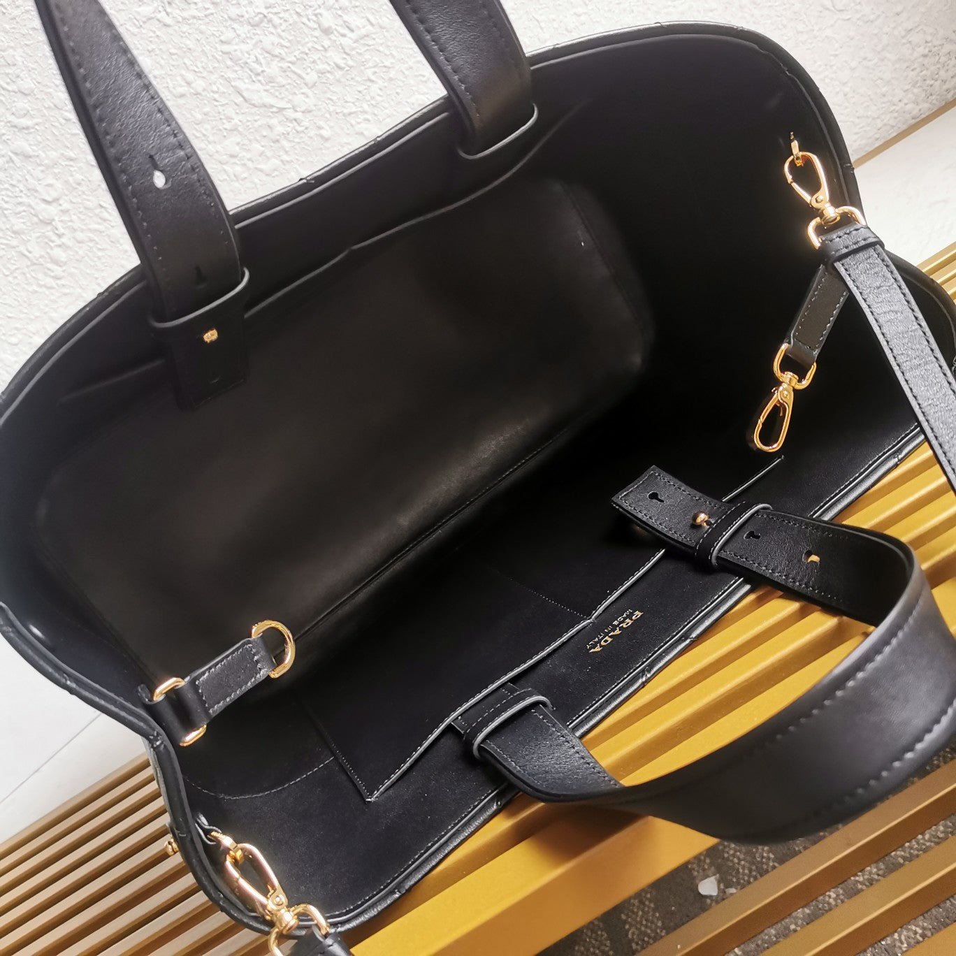 ＰＲＤＡ PADDED RE-NYLON BAG LARGE BLACK