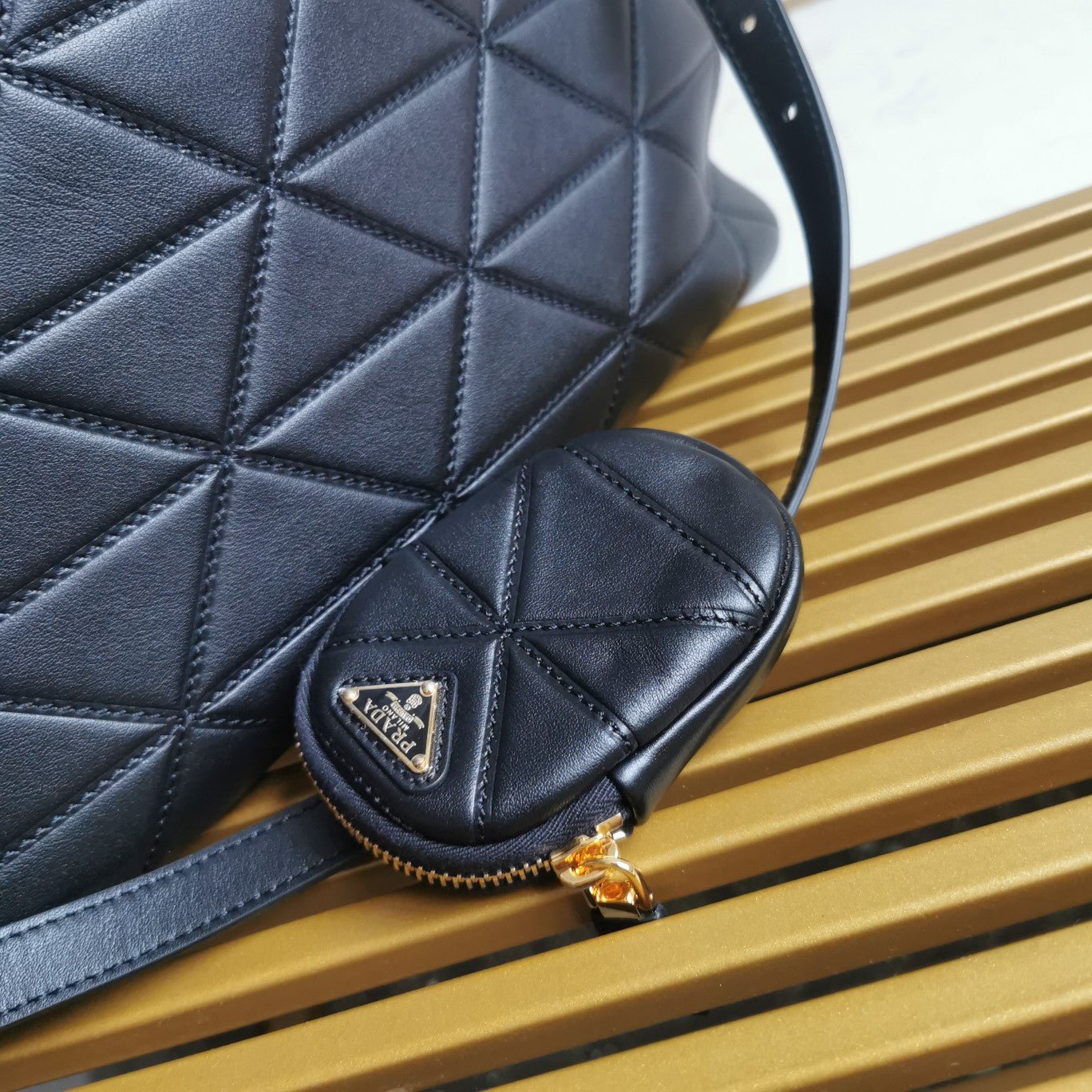 ＰＲＤＡ PADDED RE-NYLON BAG LARGE BLACK