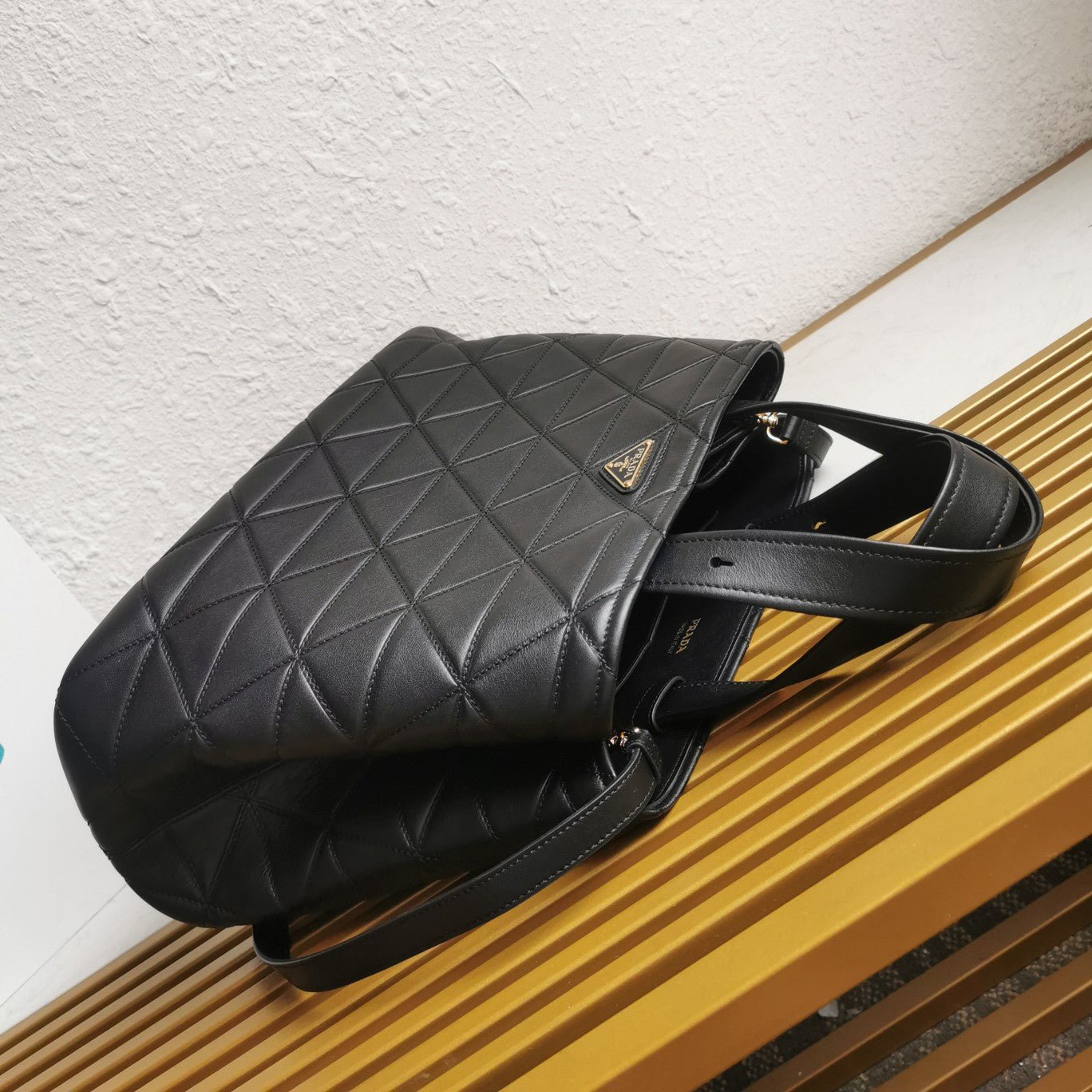 ＰＲＤＡ PADDED RE-NYLON BAG LARGE BLACK