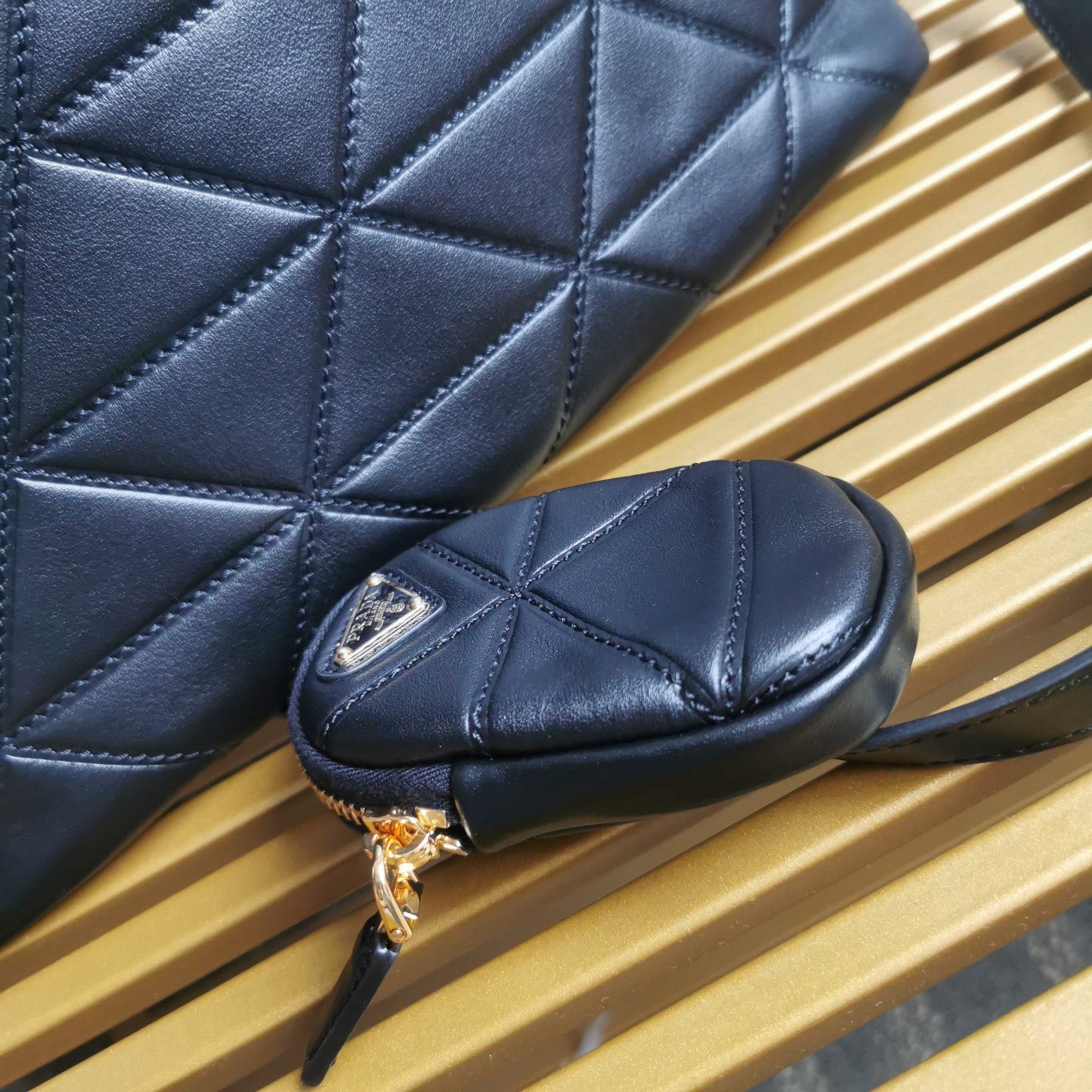 ＰＲＤＡ PADDED RE-NYLON BAG MEDIUM BLACK