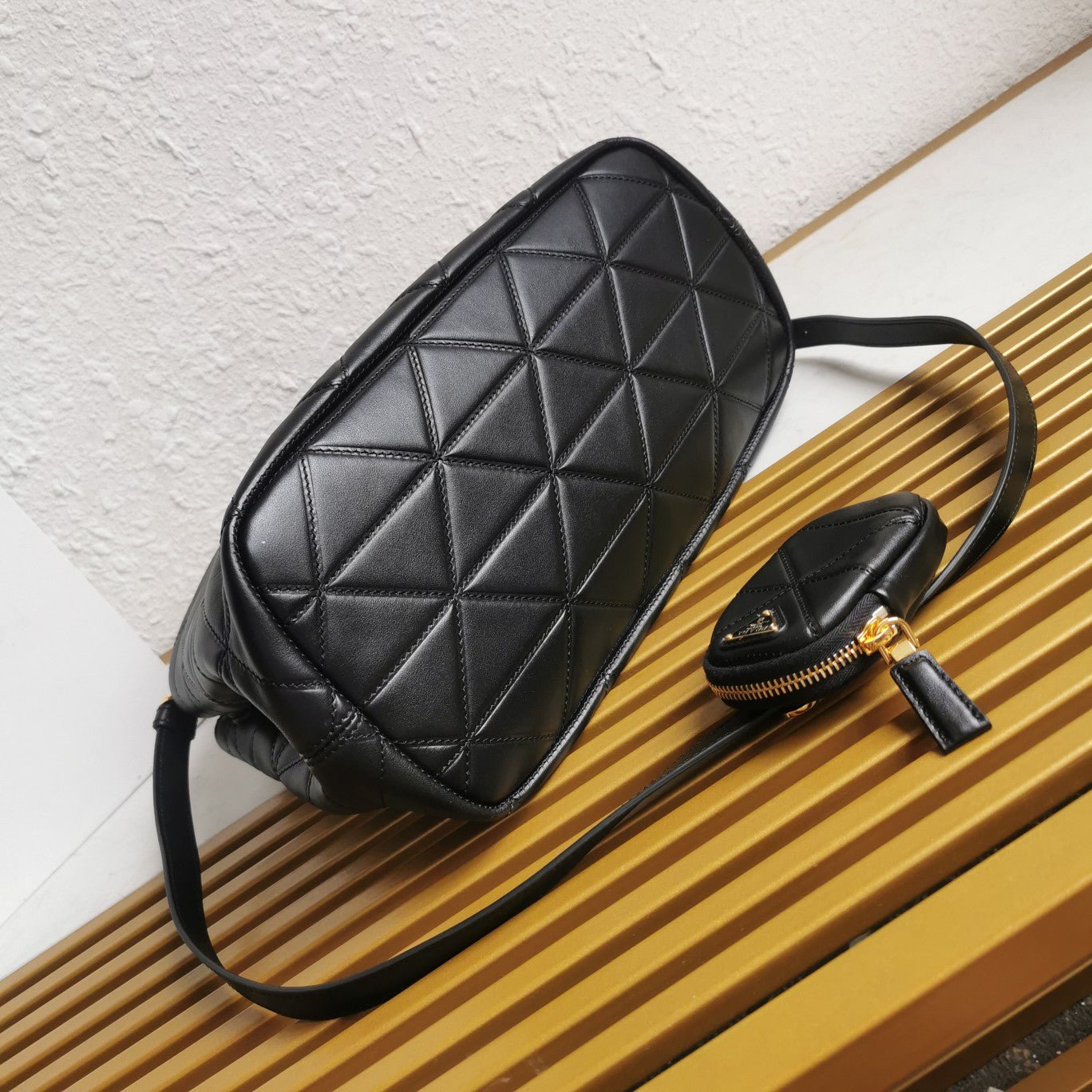 ＰＲＤＡ PADDED RE-NYLON BAG MEDIUM BLACK