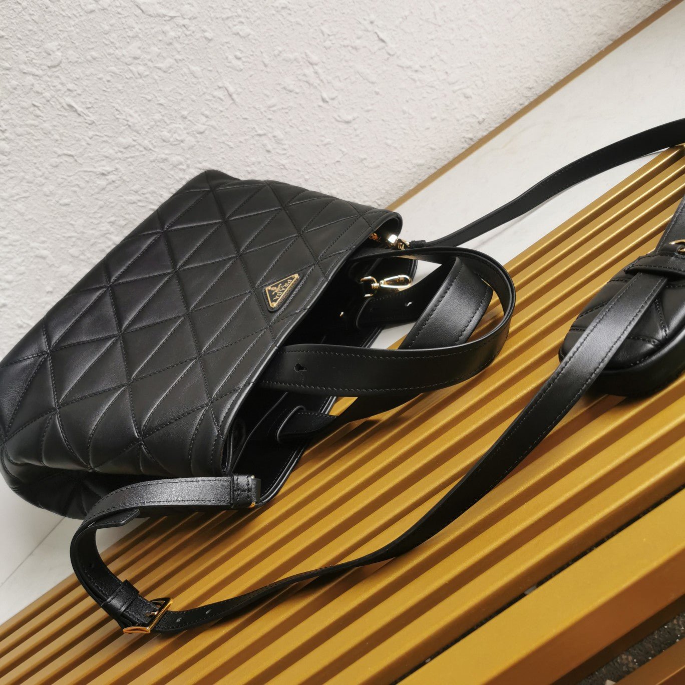 ＰＲＤＡ PADDED RE-NYLON BAG MEDIUM BLACK