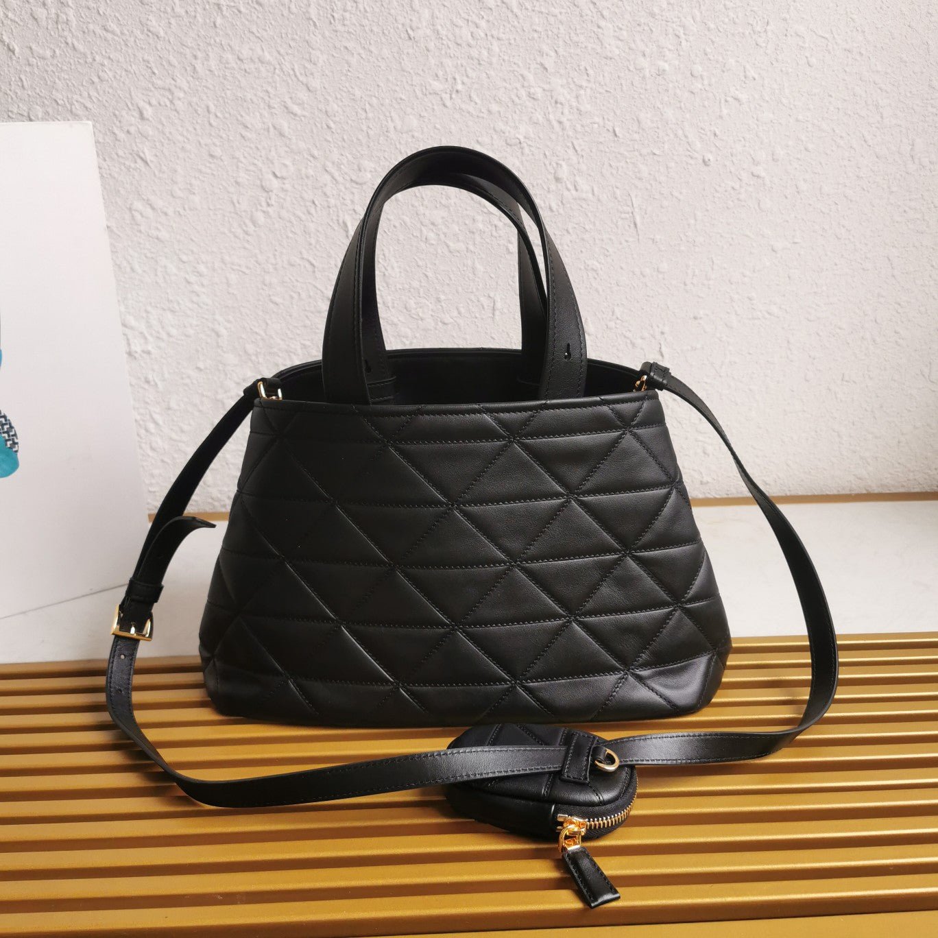 ＰＲＤＡ PADDED RE-NYLON BAG MEDIUM BLACK