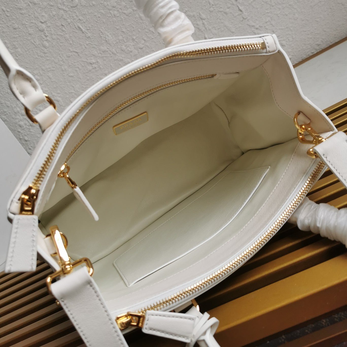ＰＲＤＡ SMALL PRDA GALLERIA SAFFIANO LEATHER BAG WHITE