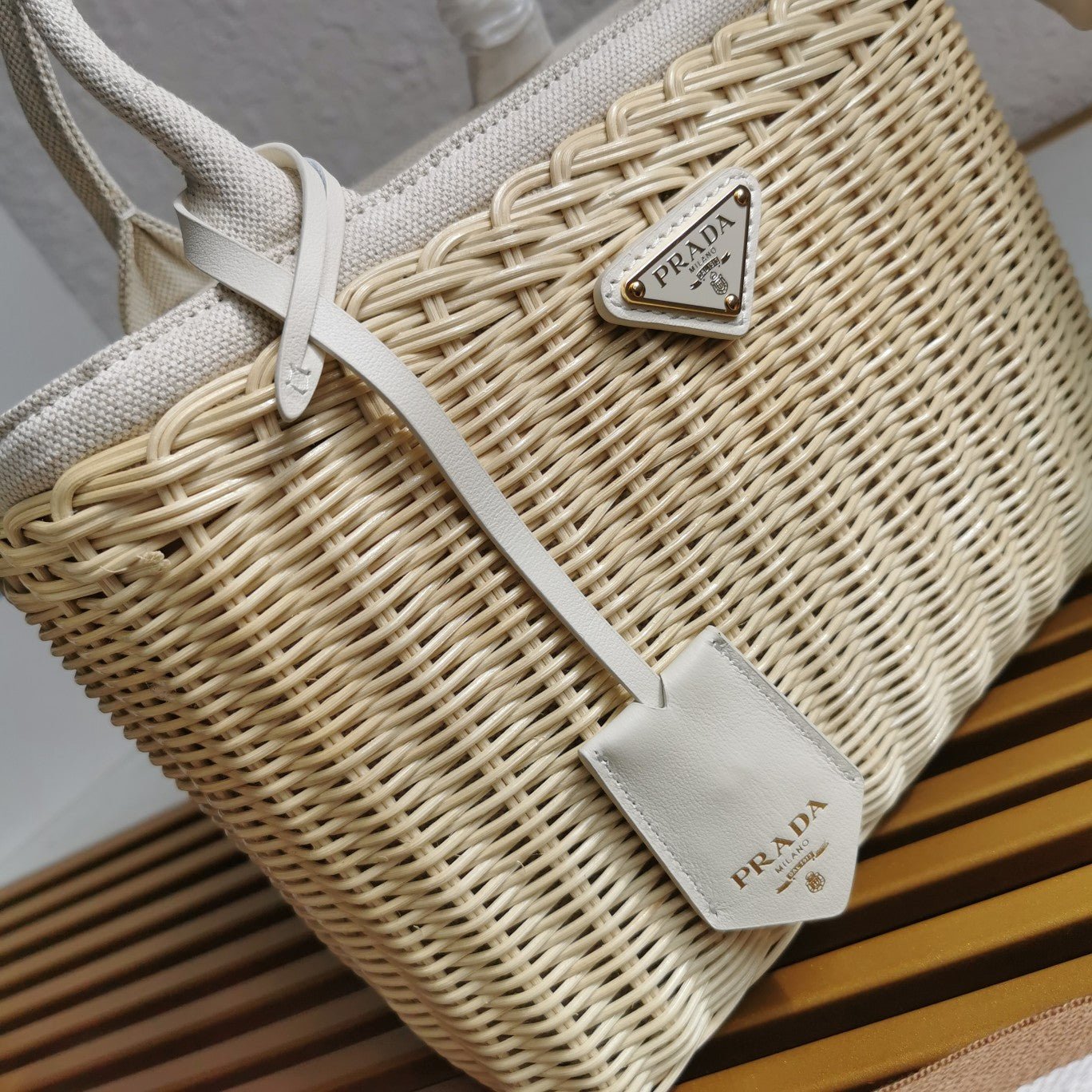 ＰＲＤＡ WICKER AND LINEN BLEND TOTE BAG MEDIUM