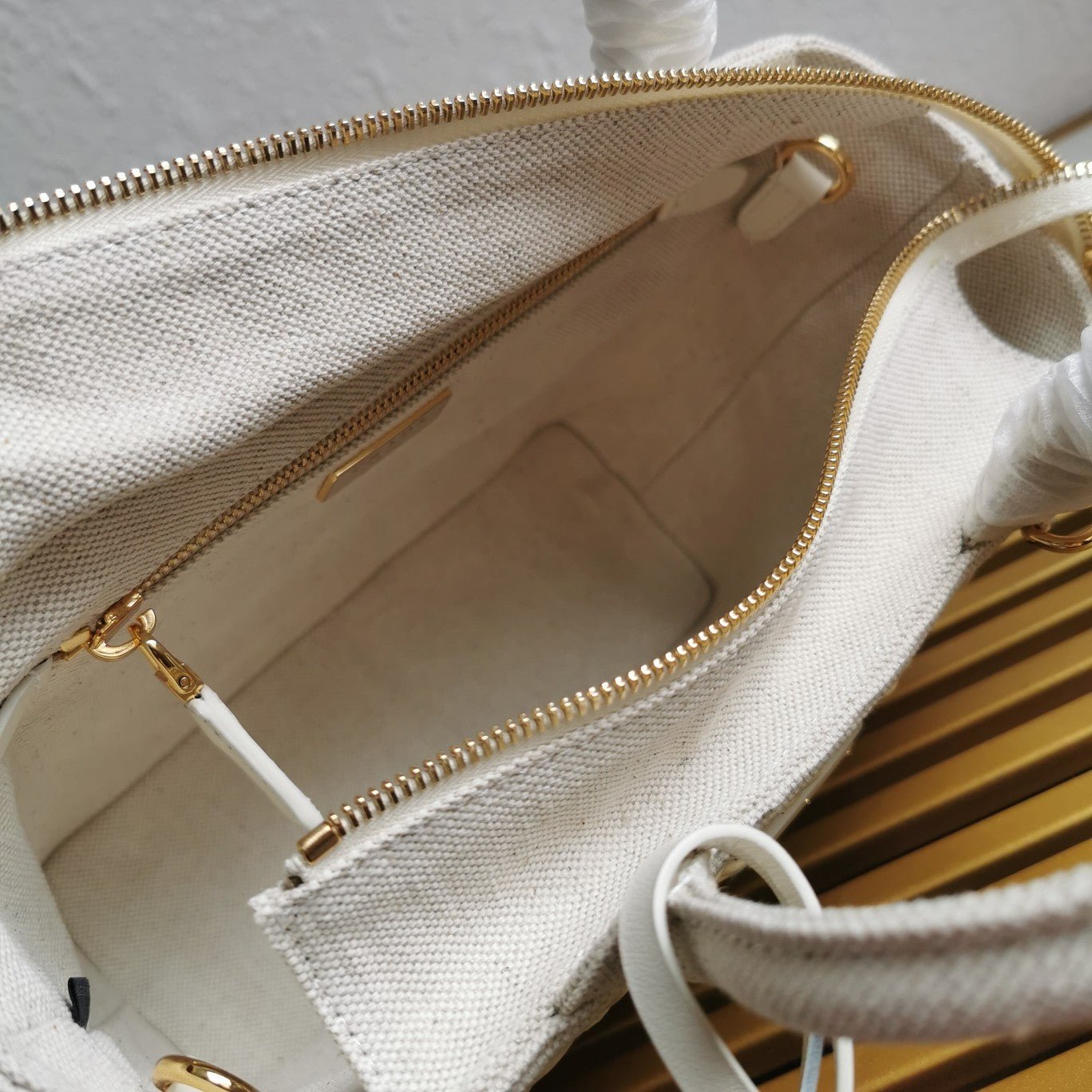 ＰＲＤＡ WICKER AND LINEN BLEND TOTE BAG MEDIUM