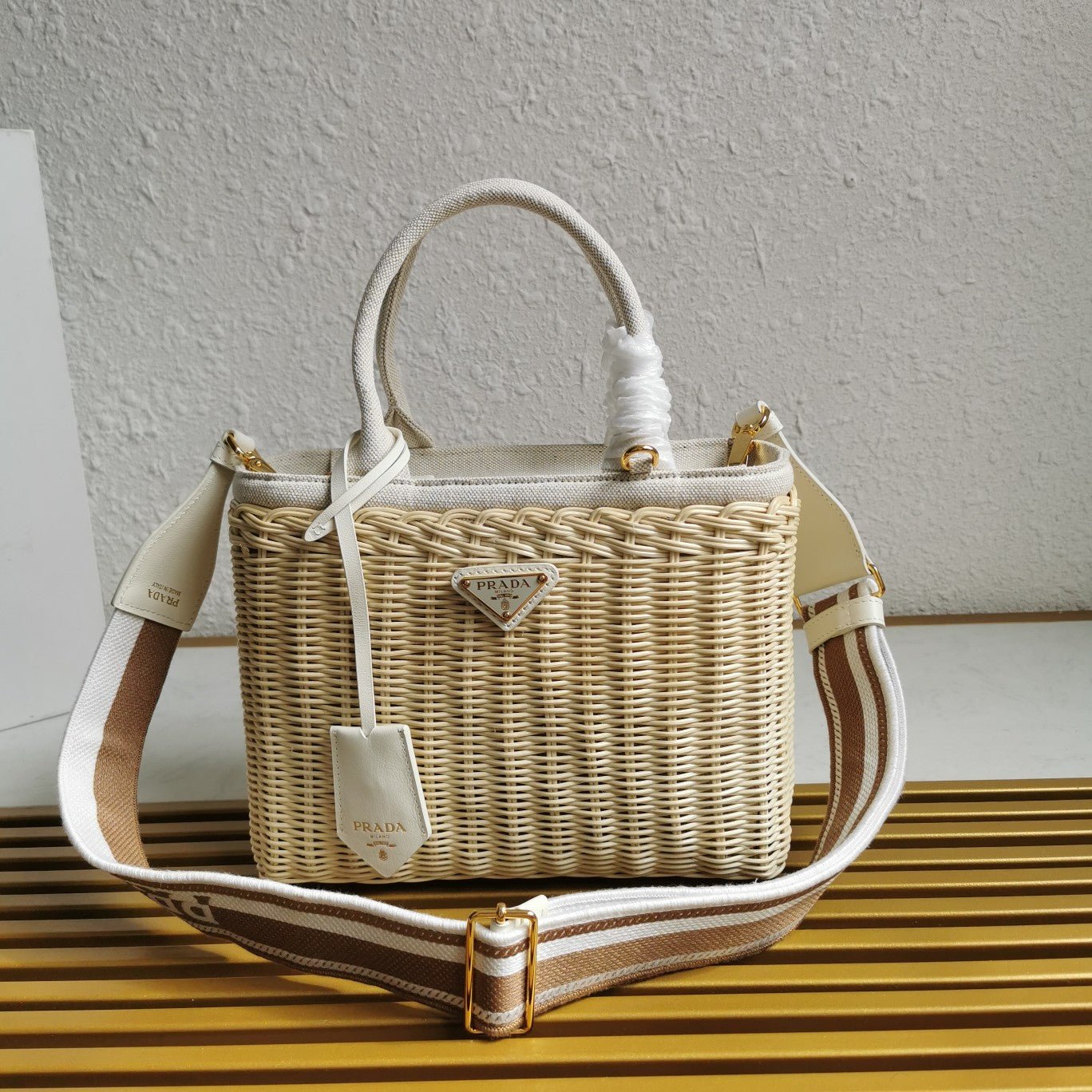 ＰＲＤＡ WICKER AND LINEN BLEND TOTE BAG MEDIUM