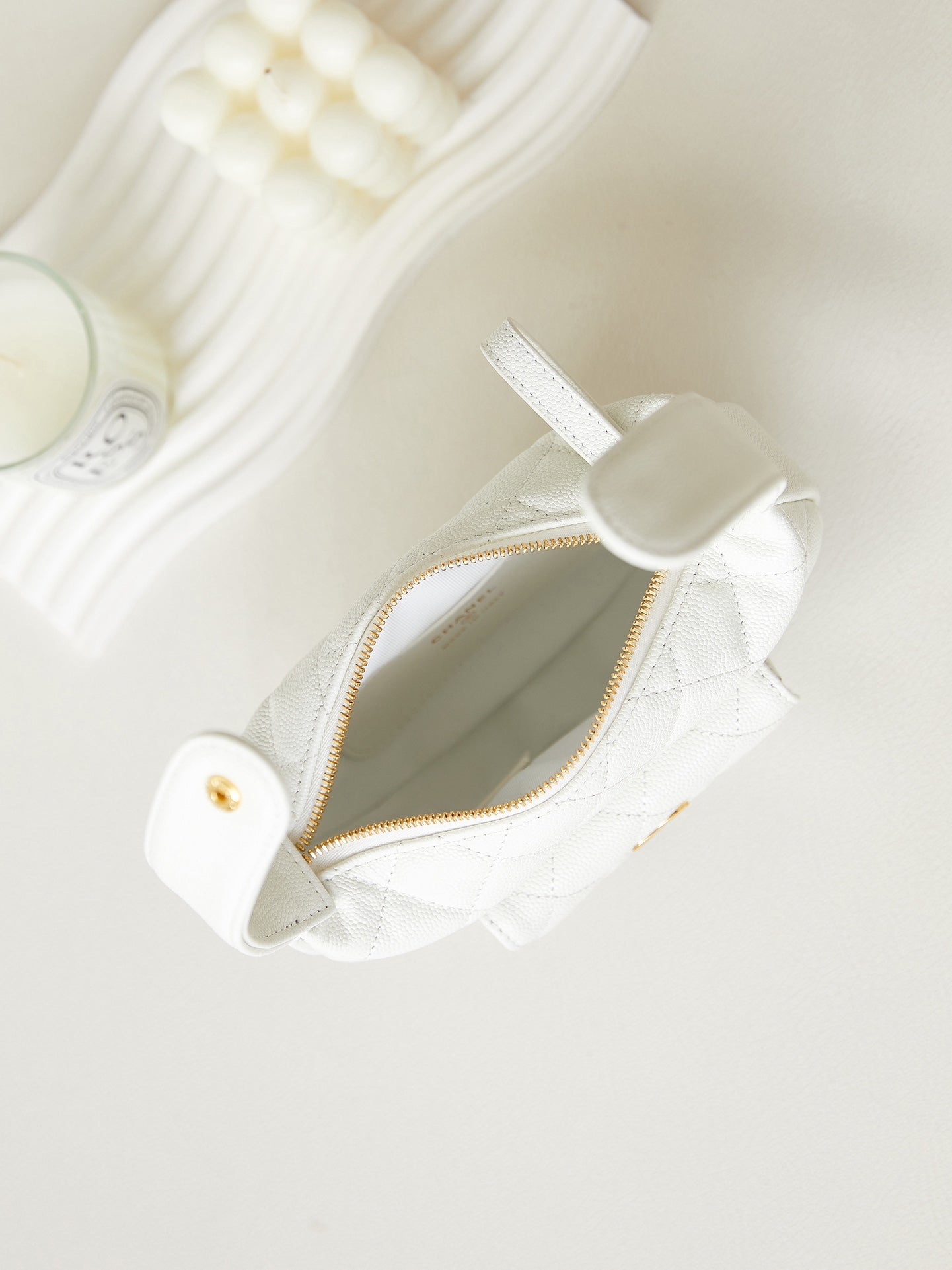 ＣＨＮＥＬCAVIAR LEATHER MINI ROUND HOBO WHITE