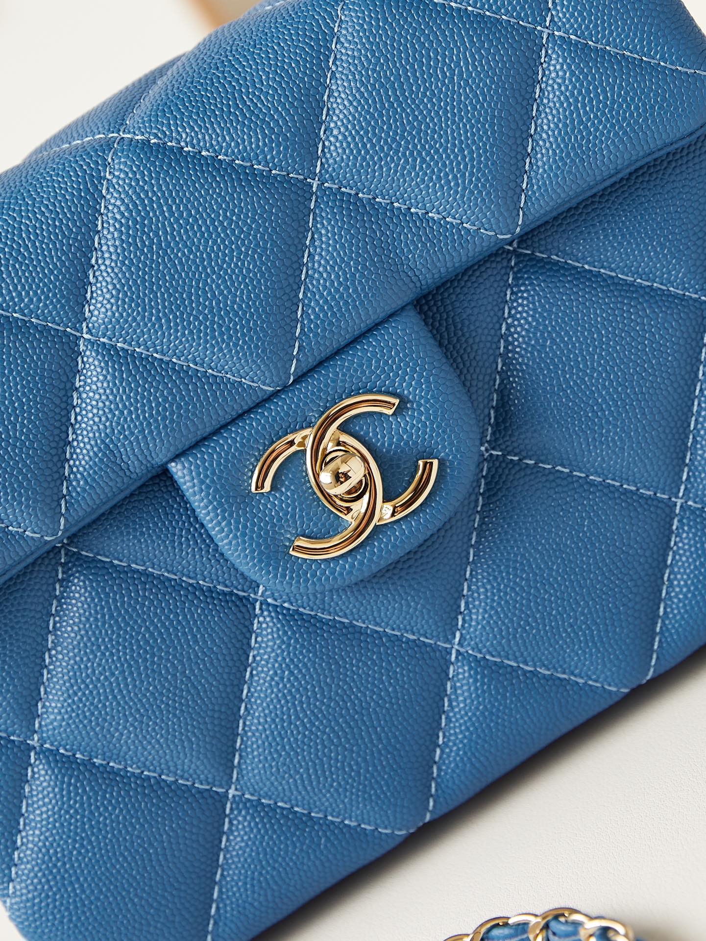 ＣＨＮＥＬFLAP BAG WITH A TOP HANDLE BLUE