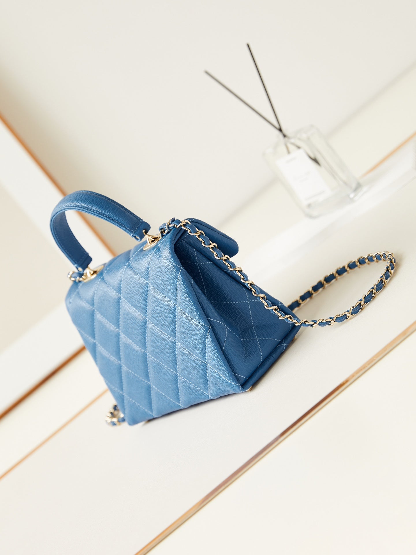 ＣＨＮＥＬFLAP BAG WITH A TOP HANDLE BLUE