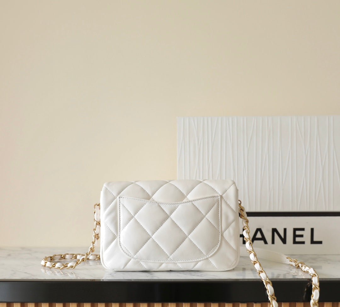 ＣＨＮＥＬHEART MINI FLAP BAG WHITE