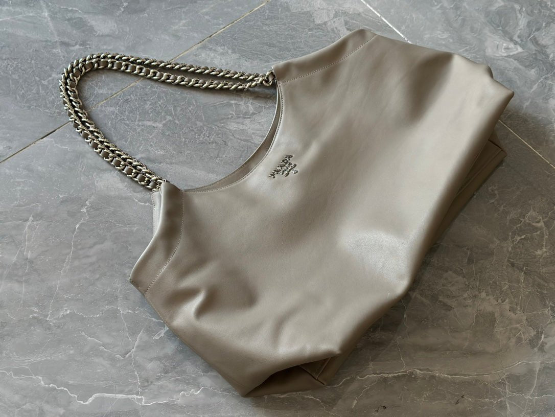ＰＲＤＡ SOFT CALFSKIN BLACK CHAIN TOTE BAG