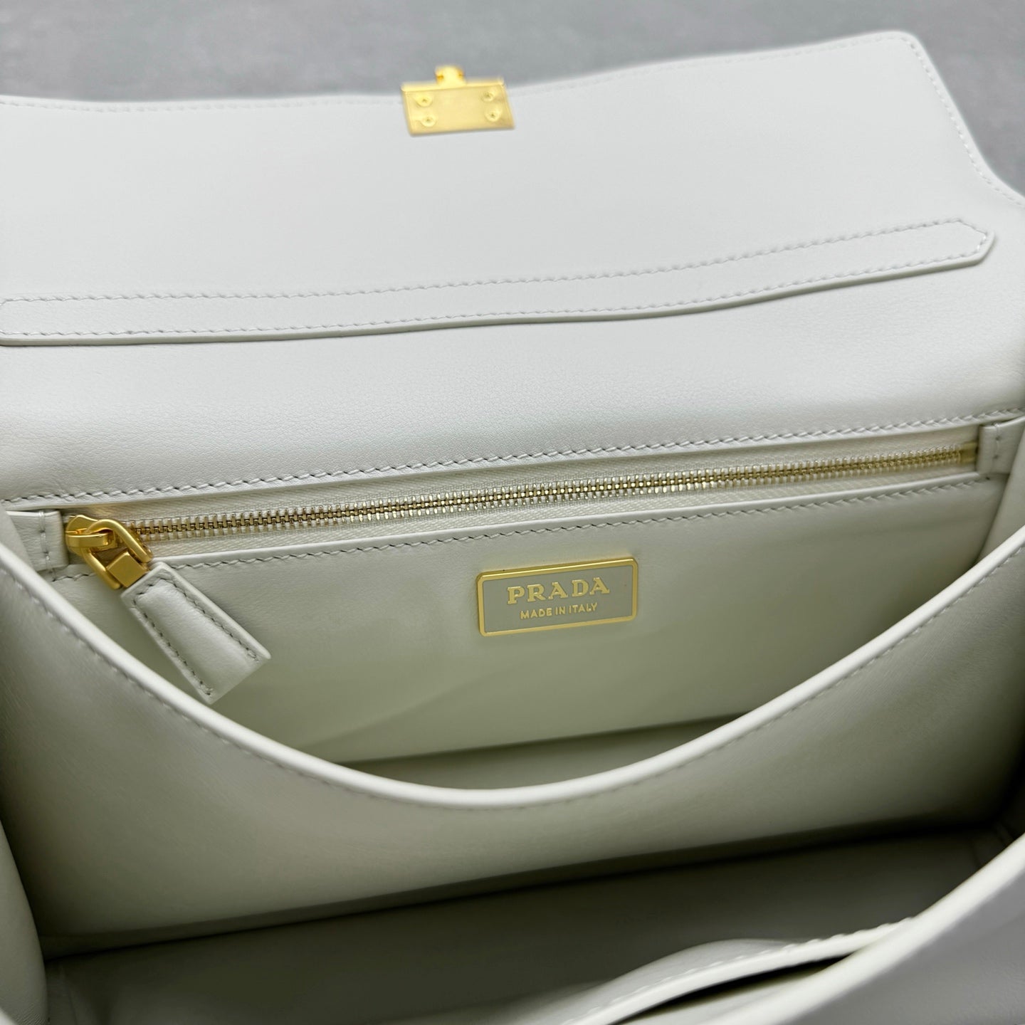 ＰＲＤＡ SOFT SOUND MEDIUM LEATHER SHOULDER BAG WHITE