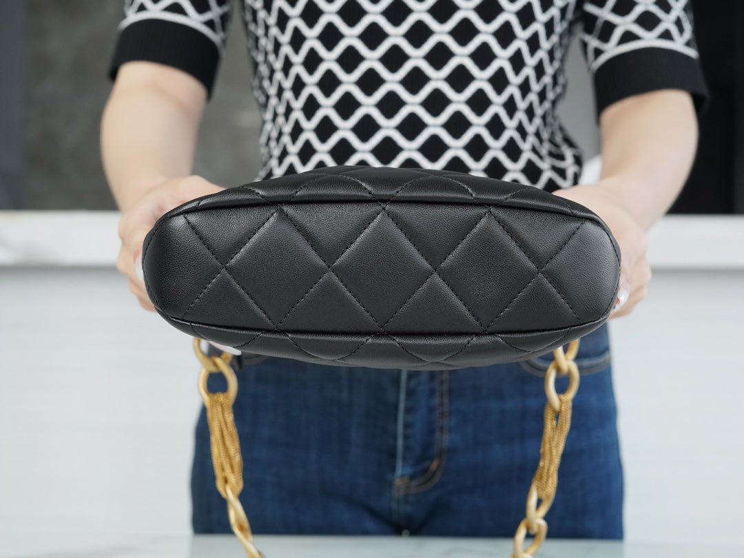 ＣＨＮＥＬLAMBSKIN QUILTED CC CHAIN HOBO BLACK
