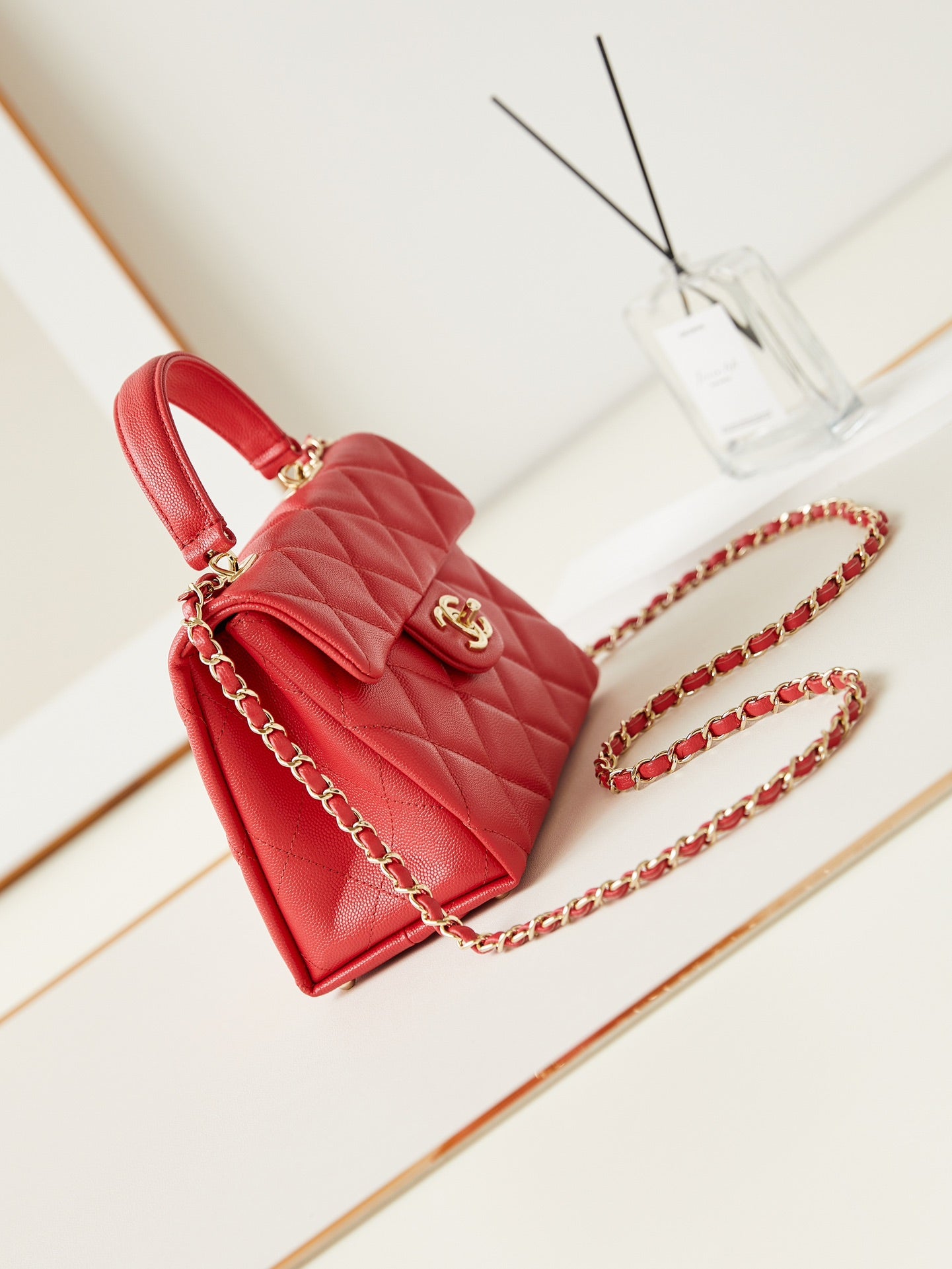 ＣＨＮＥＬFLAP BAG WITH A TOP HANDLE RED