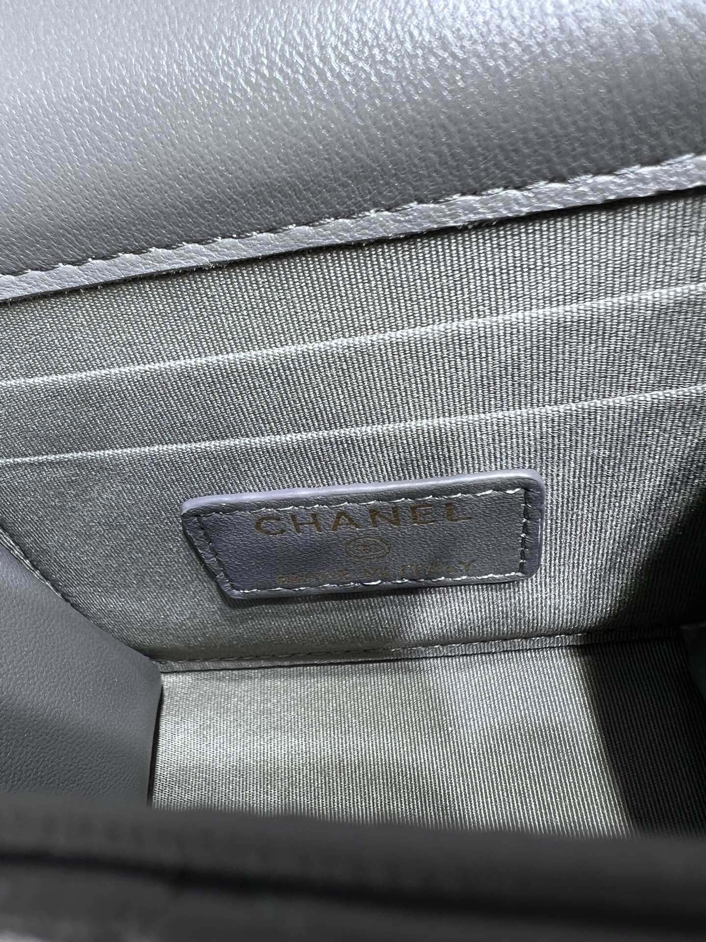 ＣＨＮＥＬMINI MATELASSÉ CLUTCH WITH CHAIN GRAY