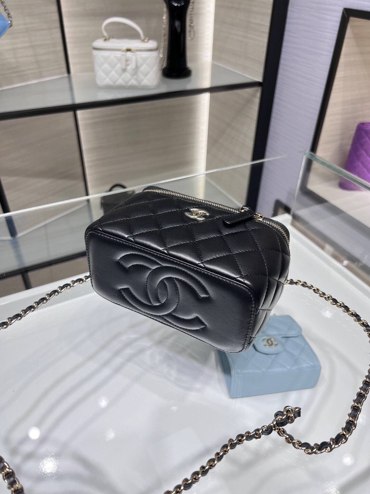 ＣＨＮＥＬ SMALL VANITY CASE WITH CHAIN