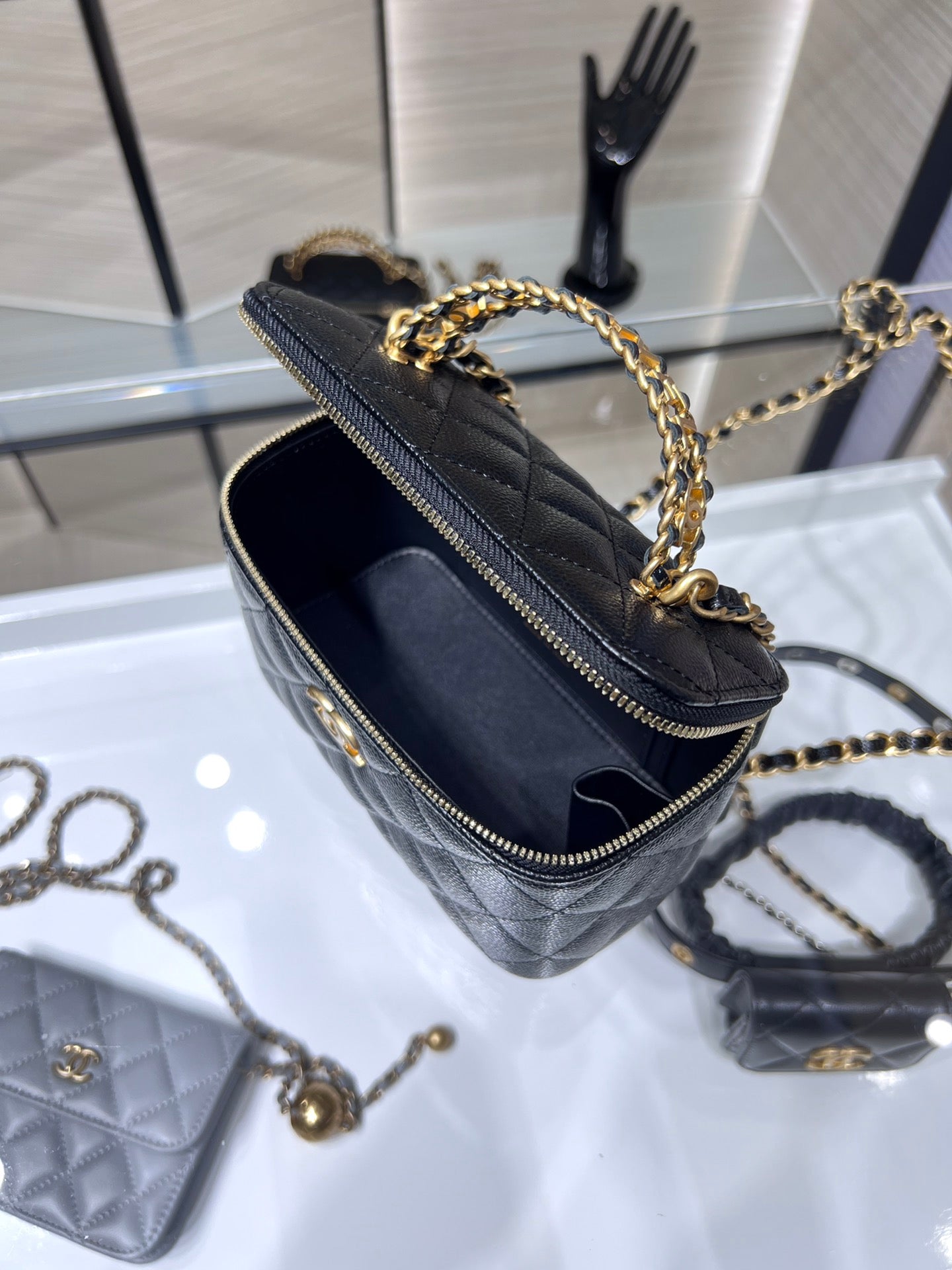 ＣＨＮＥＬCHAIN VANITY CASE BLACK