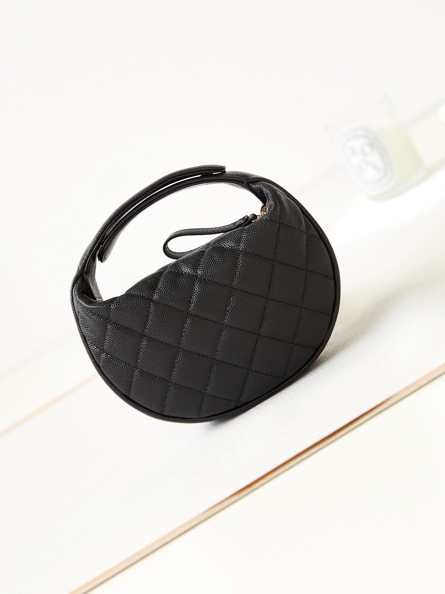 ＣＨＮＥＬCAVIAR LEATHER MINI ROUND HOBO BLACK