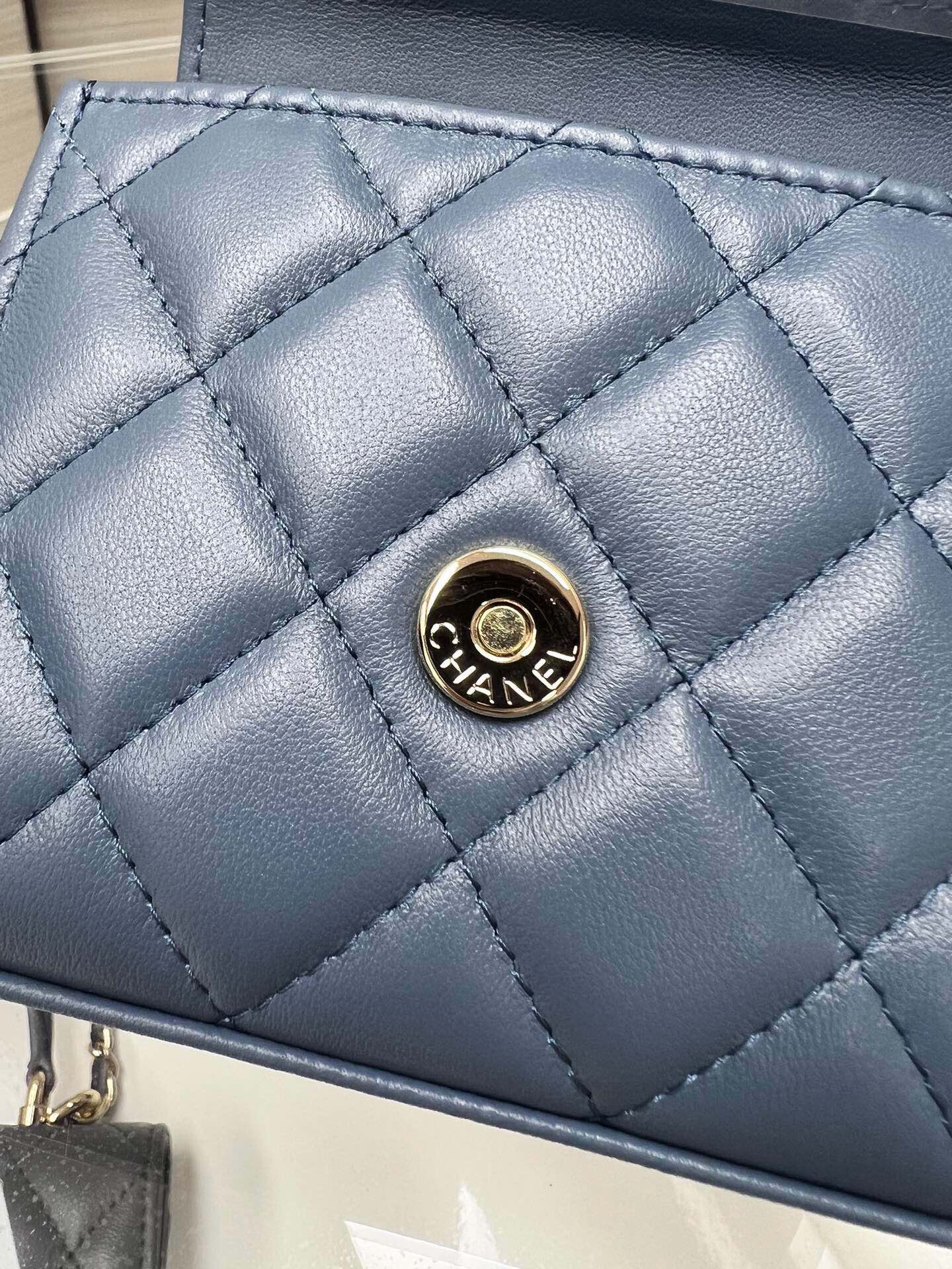 ＣＨＮＥＬMINI MATELASSÉ CLUTCH WITH CHAIN BLUE