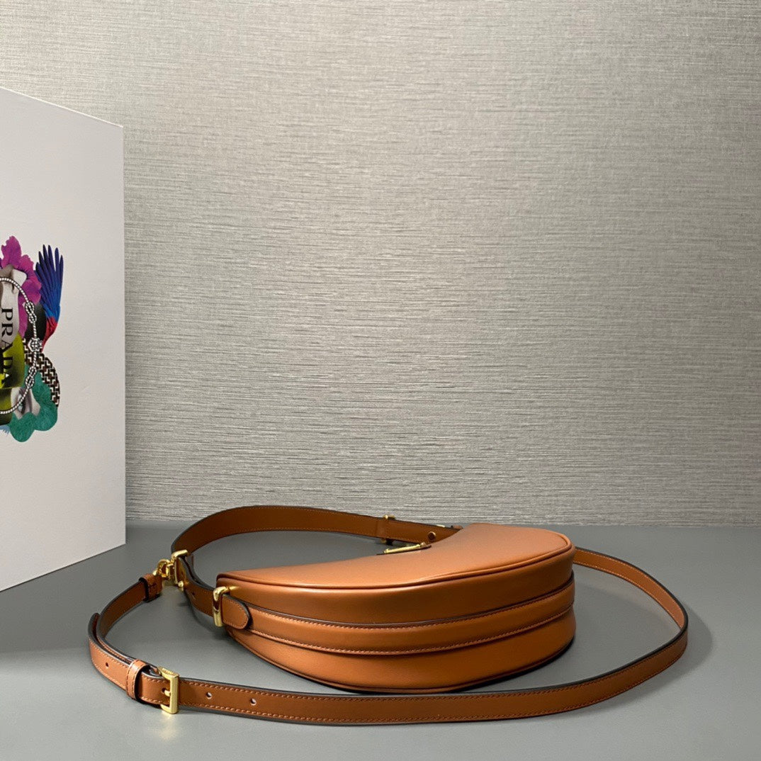 ＰＲＤＡ ARQUÉ SMALL LEATHER SHOULDER BAG COGNAC