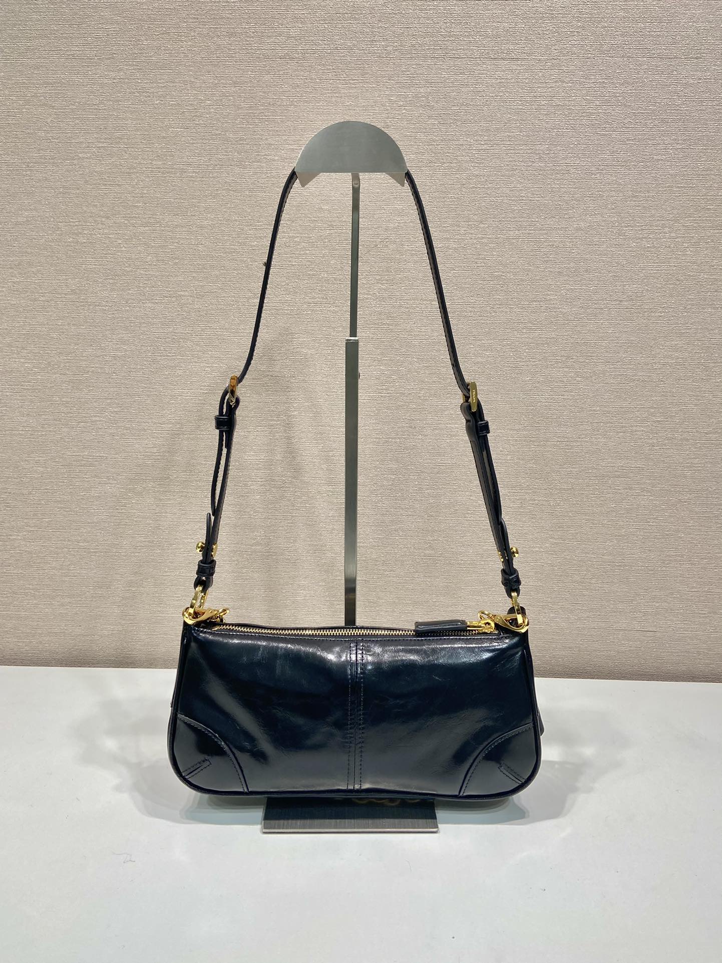 ＰＲＤＡ RE-EDITION 2002 MEDIUM LEATHER SHOULDER BAG