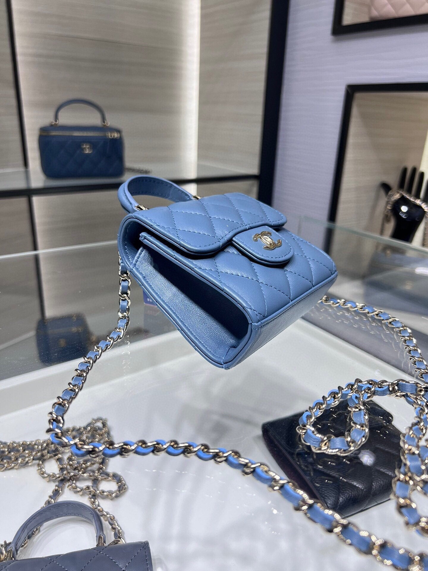 ＣＨＮＥＬMINI MATELASSÉ CLUTCH WITH CHAIN BLUE