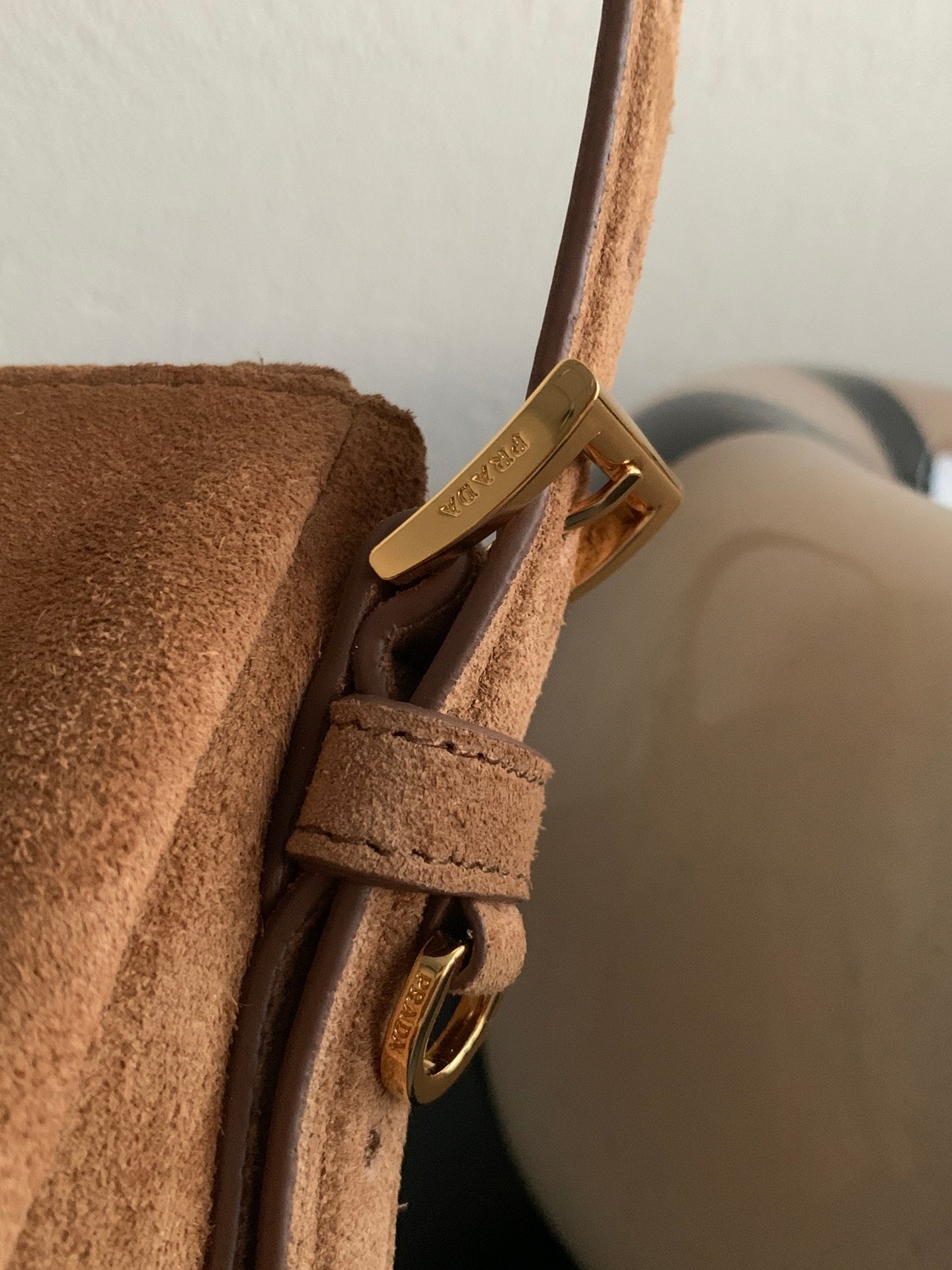 ＰＲＤＡ AIMÉE MEDIUM SUEDE SHOULDER BAG CINNAMON