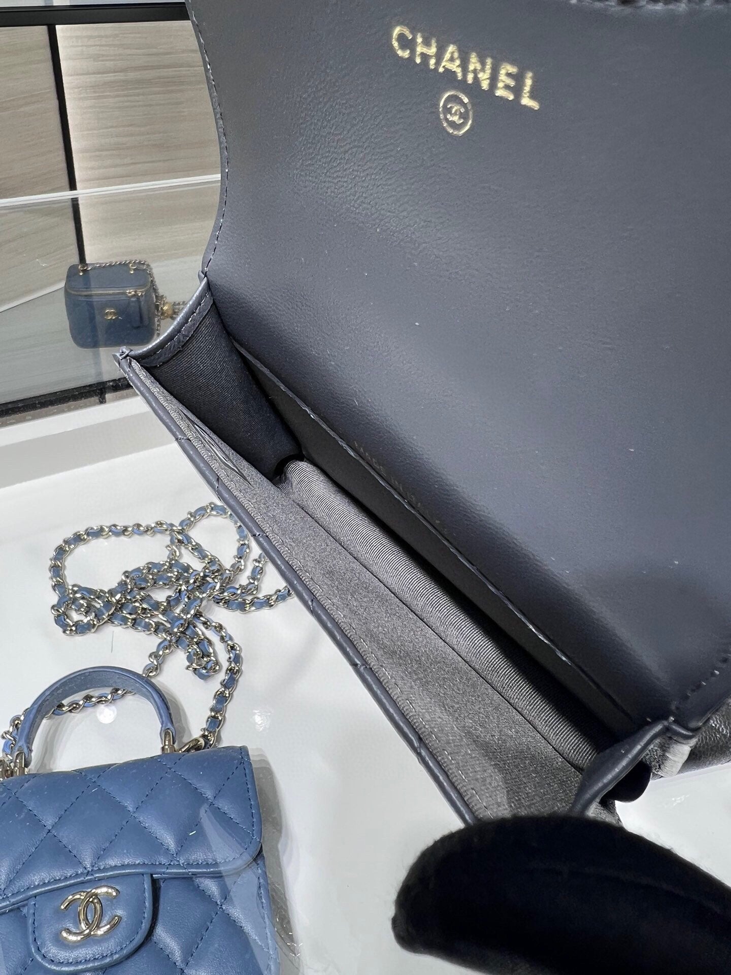 ＣＨＮＥＬFLAP COIN PURSE WITH CHAIN GRAY