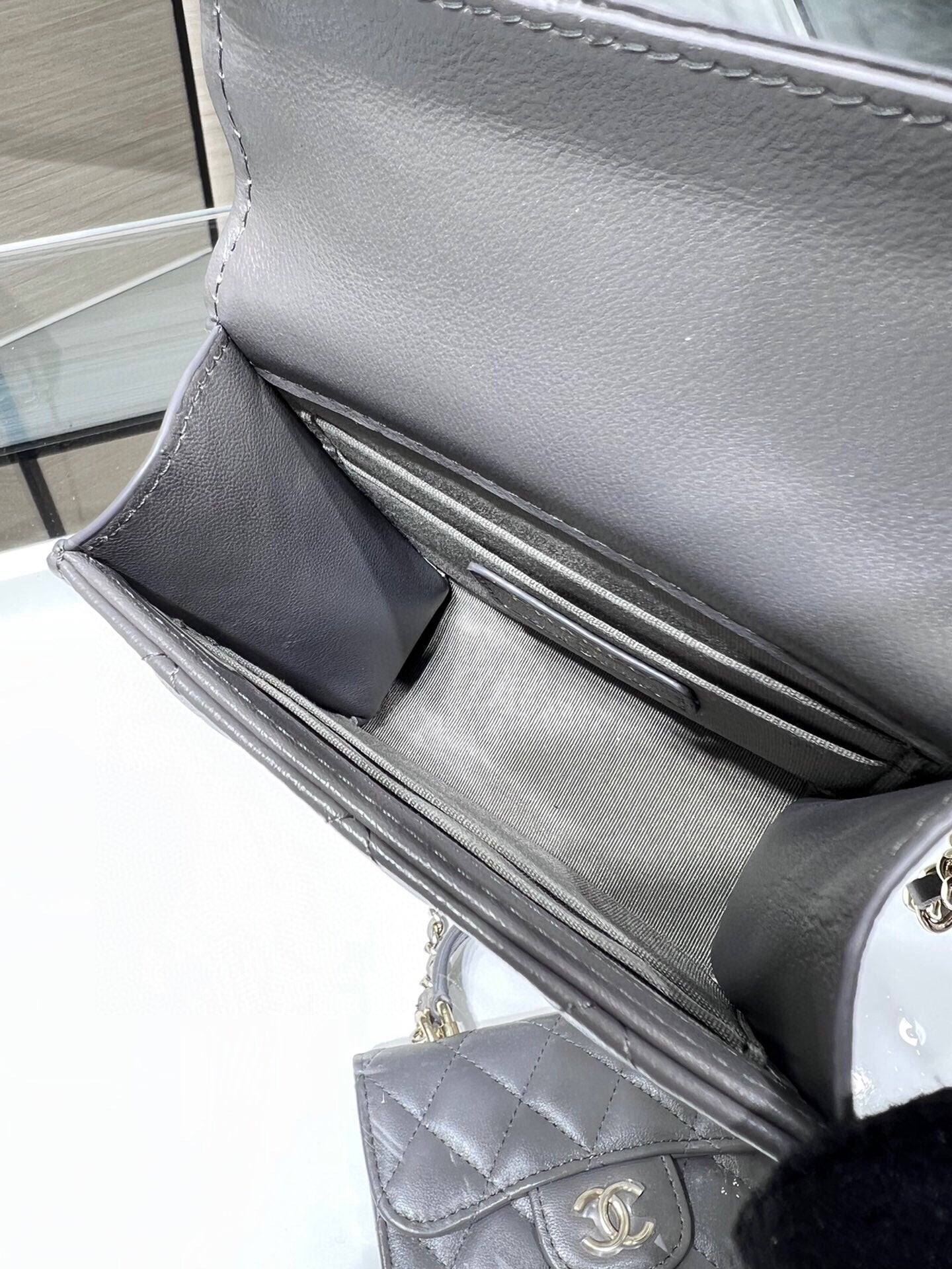 ＣＨＮＥＬMINI MATELASSÉ CLUTCH WITH CHAIN GRAY