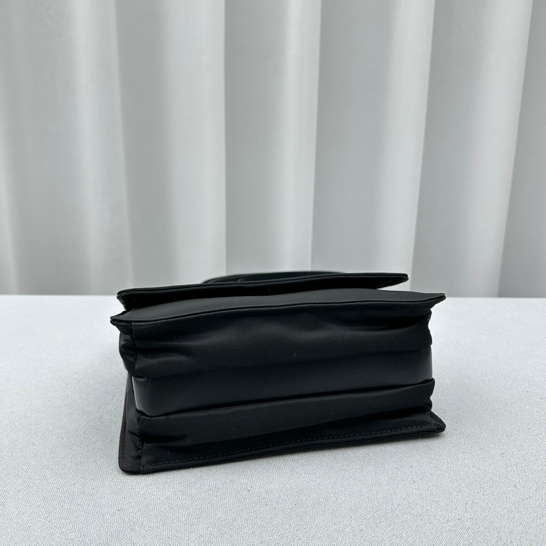 ＰＲＤＡ SMALL PADDED RE-NYLON SHOULDER BAG