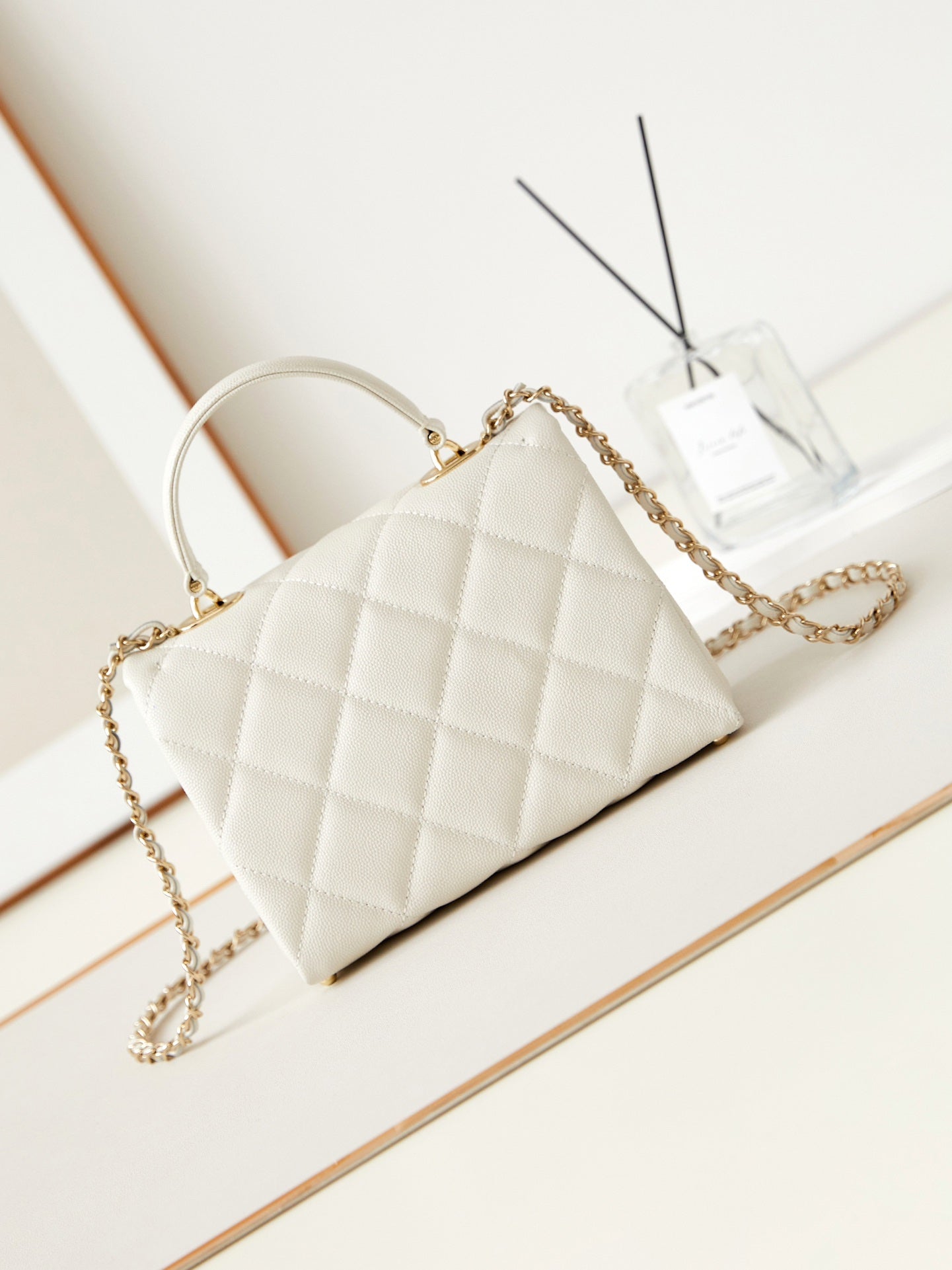 ＣＨＮＥＬFLAP BAG WITH A TOP HANDLE WHITE